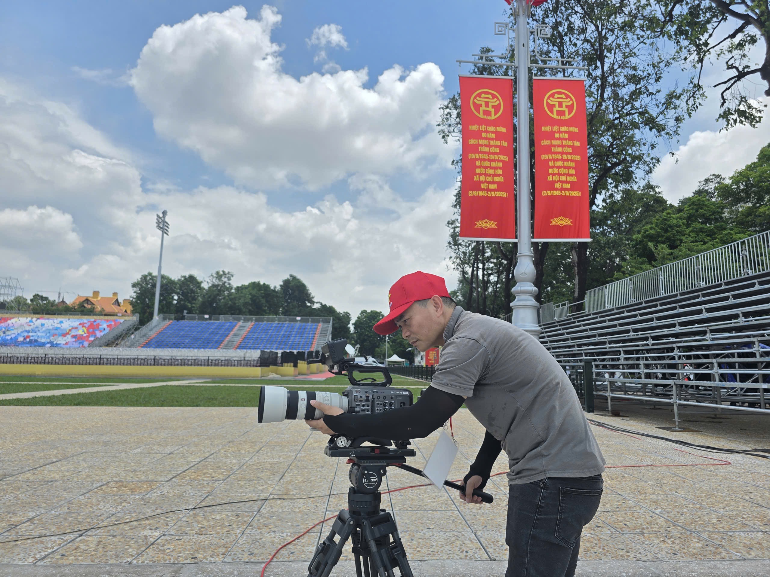 Ba Dinh-plassen er høytidelig og yrende av spenning før paradeøvelsen - bilde 6