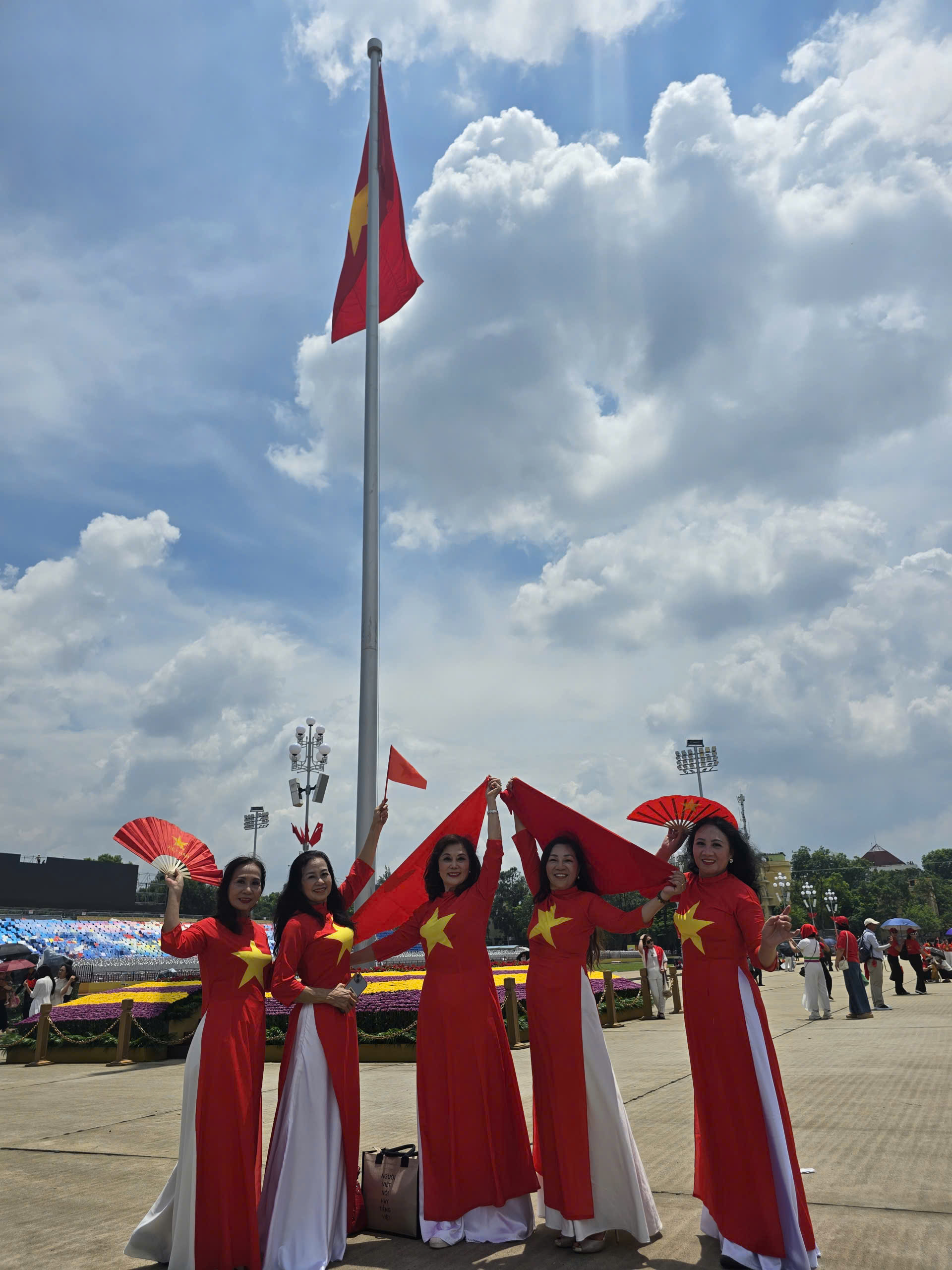 Ba Dinh-plassen er høytidelig og yrende av spenning før paradeøvelsen - bilde 3