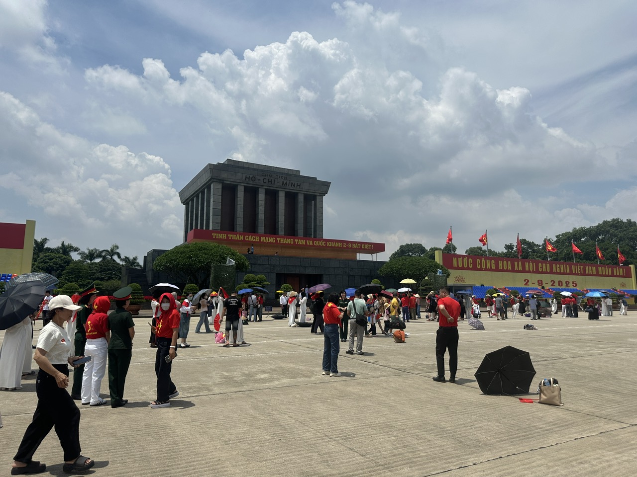 Ba Dinh-plassen er høytidelig og yrende av spenning før paradeøvelsen - bilde 12