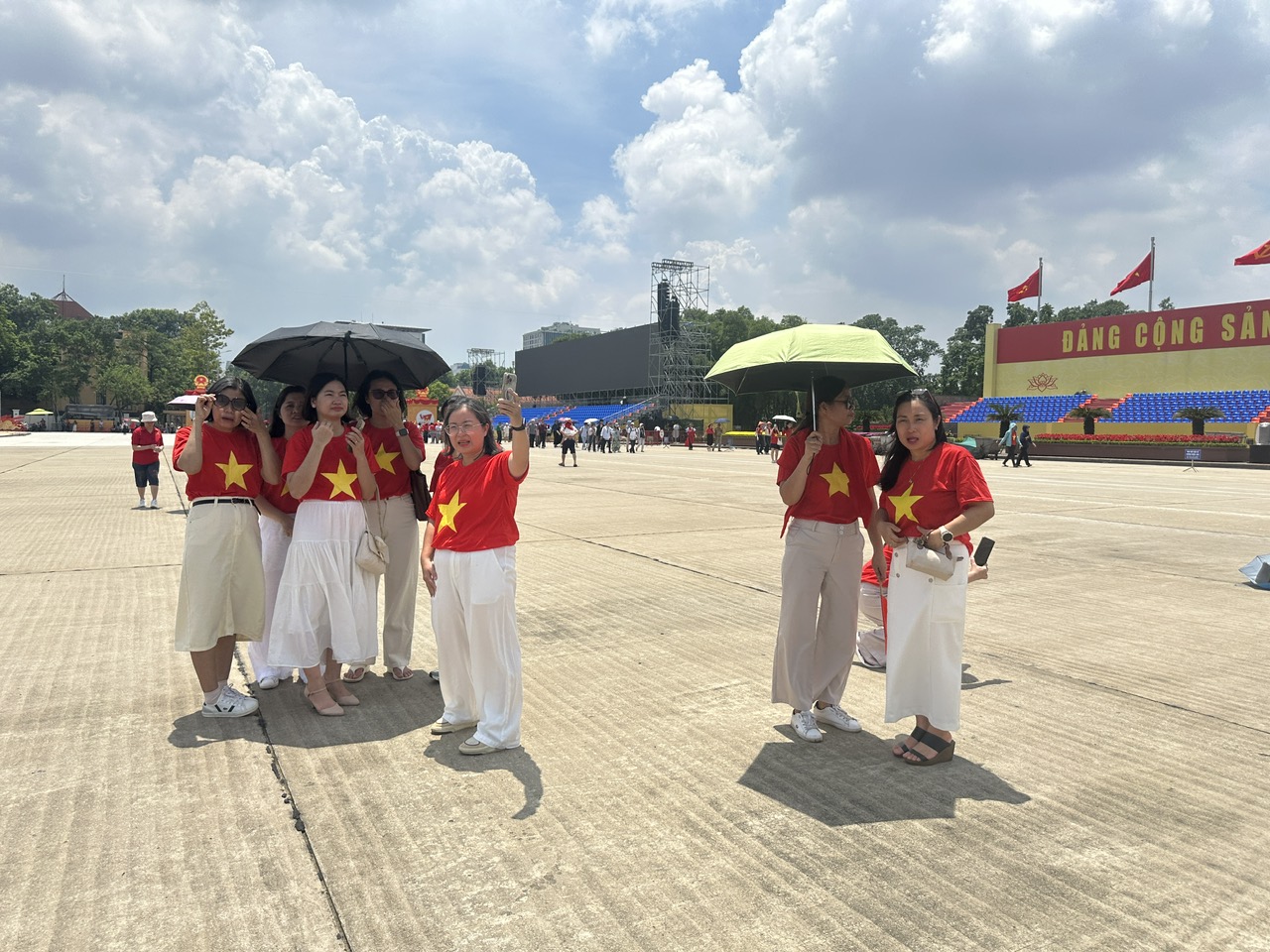 Ba Dinh-plassen er høytidelig og yrende av spenning før paradeøvelsen - bilde 11