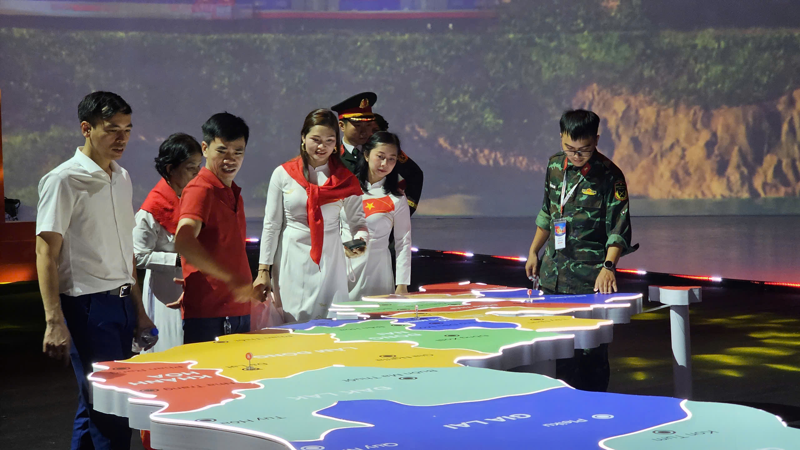 Gần 1,2  triệu lượt khách tham quan Triển lãm Thành tựu đất nước sau 3 ngày - ảnh 2