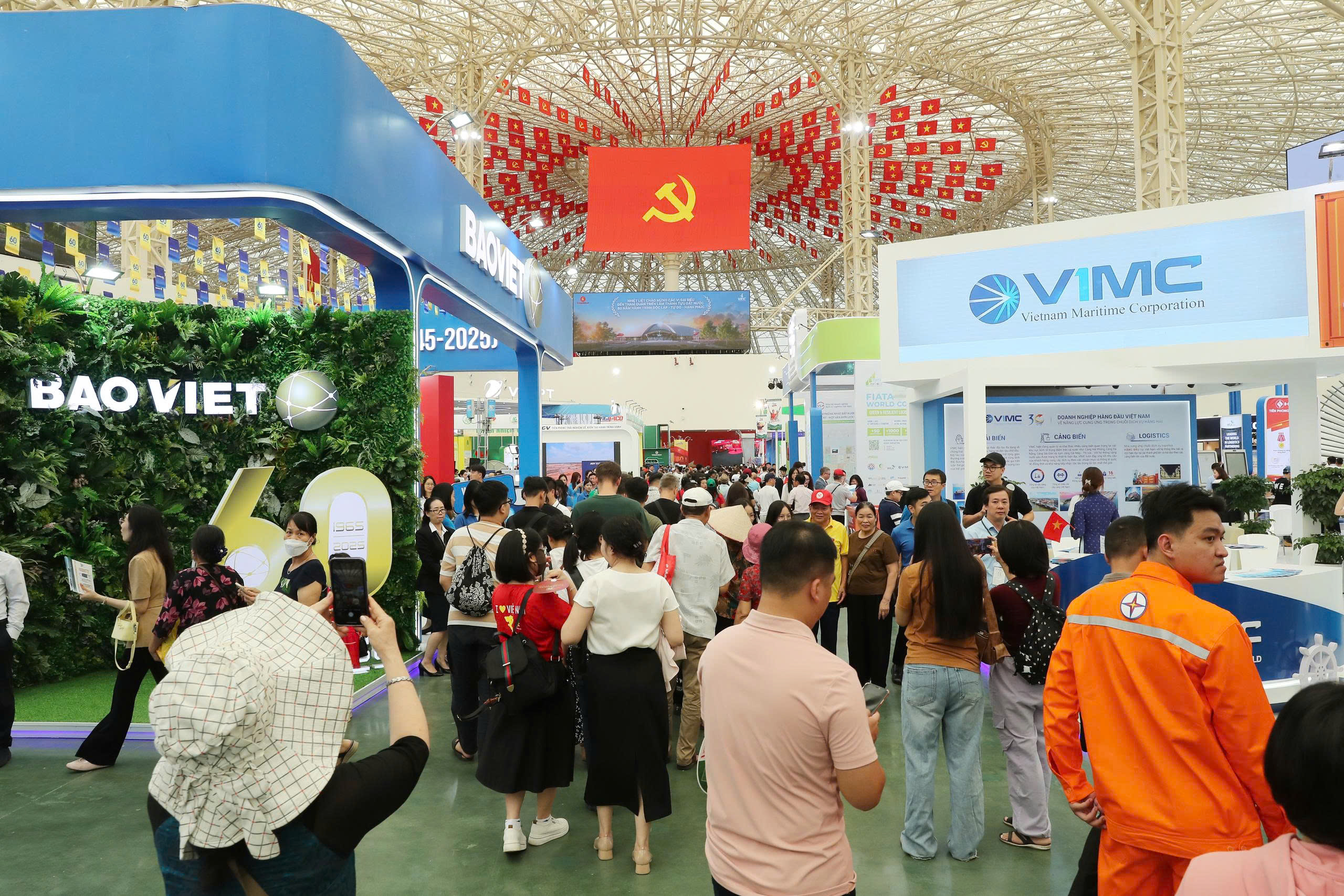 Gần 1,2  triệu lượt khách tham quan Triển lãm Thành tựu đất nước sau 3 ngày - ảnh 1