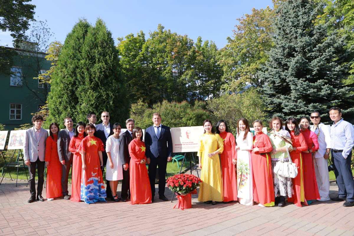 रूसी संघ में राष्ट्रपति हो ची मिन्ह की गतिविधियों के अभिलेखीय दस्तावेज़ और चित्र प्रदर्शित - फोटो 3