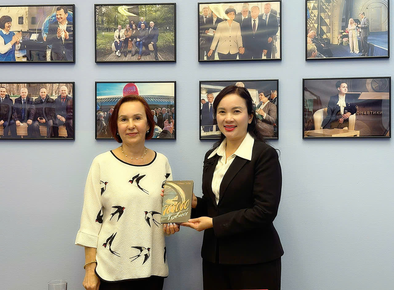 रूसी संघ में राष्ट्रपति हो ची मिन्ह की गतिविधियों के अभिलेखीय दस्तावेज़ और चित्र प्रदर्शित - फोटो 4