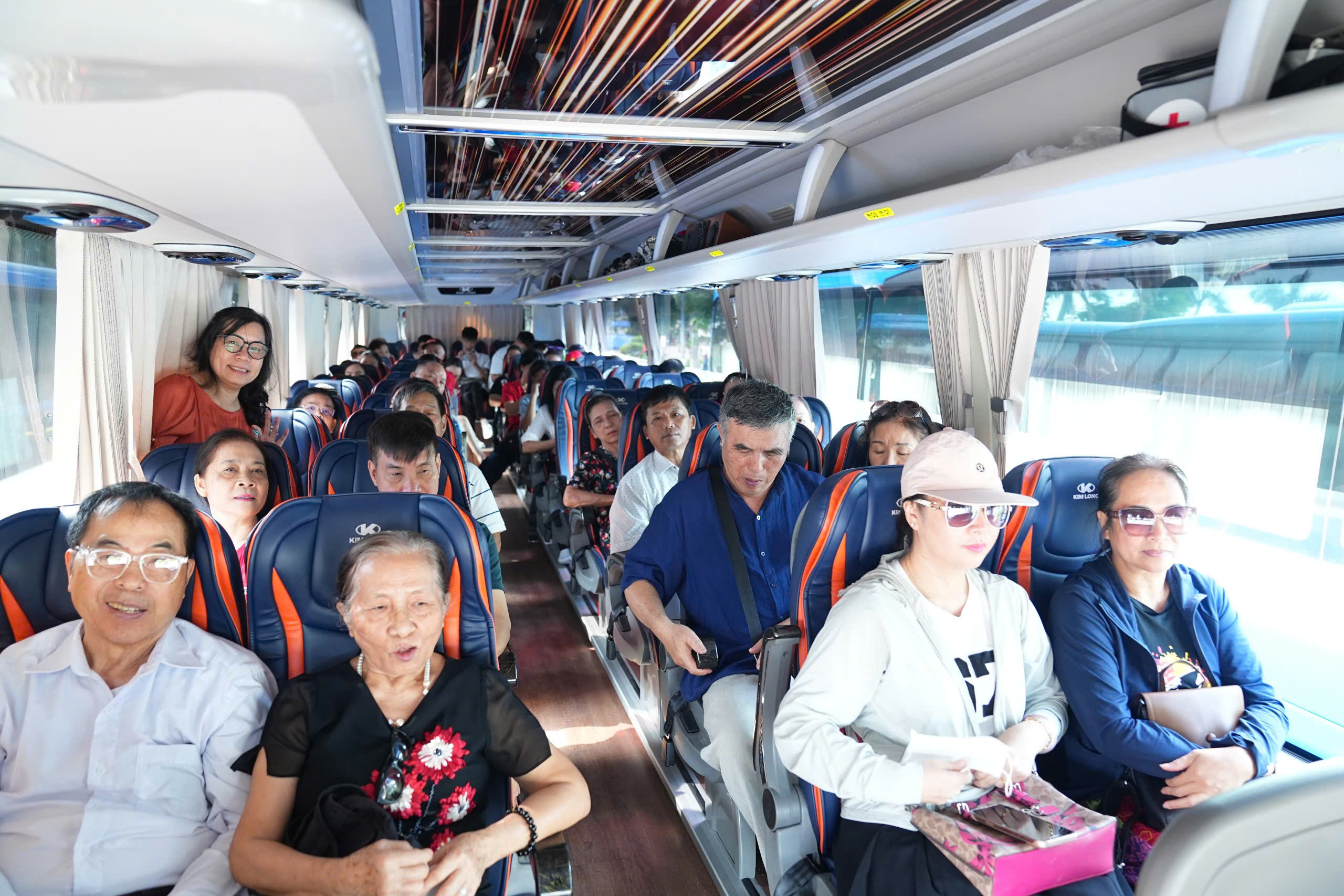 230 free buses took nearly 10,000 Hai Phong residents to visit the National Achievements Exhibition - photo 1