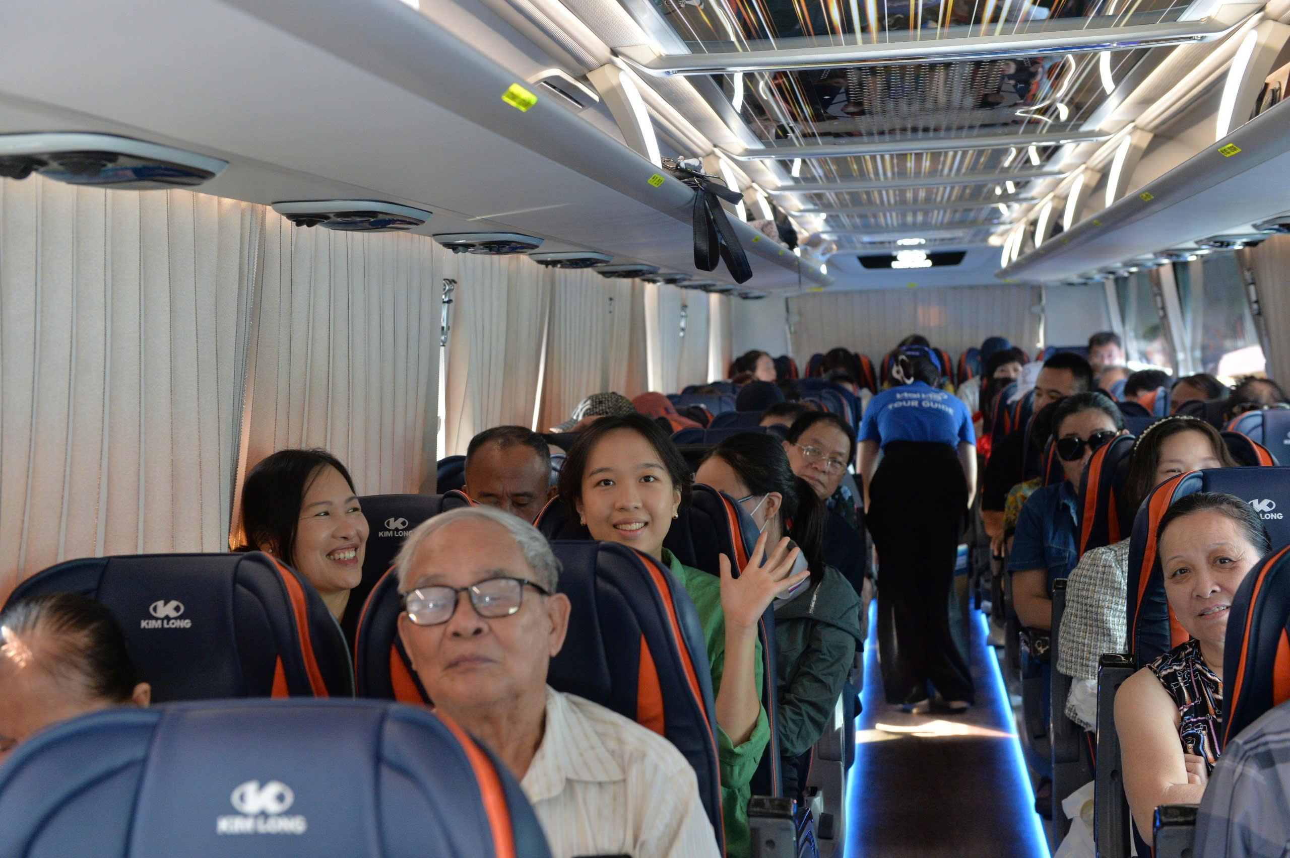 230 free buses took nearly 10,000 Hai Phong residents to visit the National Achievements Exhibition - photo 3