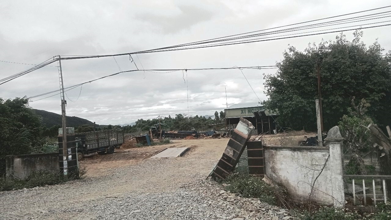 Xã Phú An (Gia Lai): Nhiều xe trọng tải chở gỗ keo gây ô nhiễm môi trường khu dân cư - ảnh 3