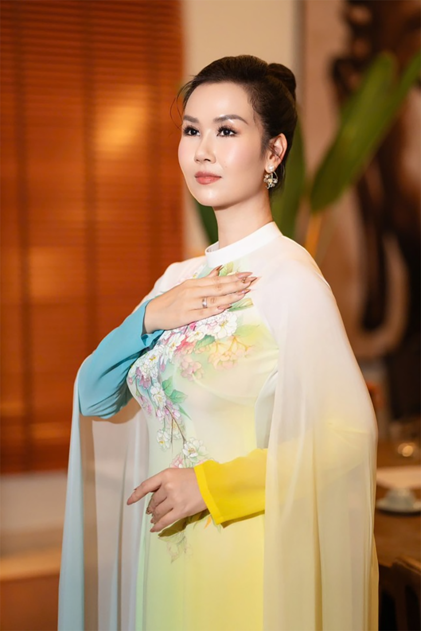 Ca sĩ Võ Hạ Trâm biểu diễn tại đêm khai mạc Ngày hội Văn hóa dân tộc Chăm 2026 tại Khánh Hòa.