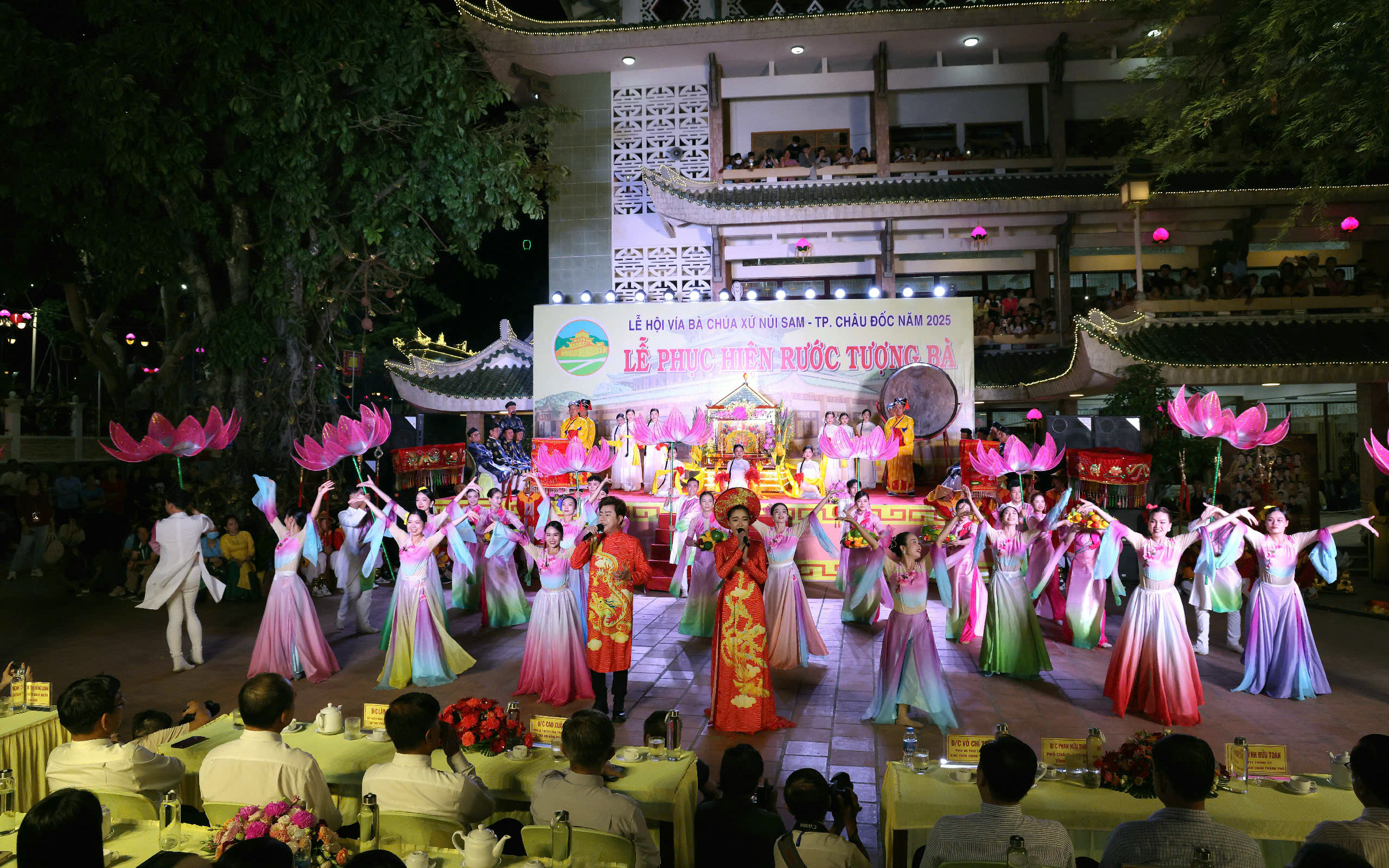 Unik ceremoni för att bära statyn av Lady of the Land på Sam Mountain - foto 8