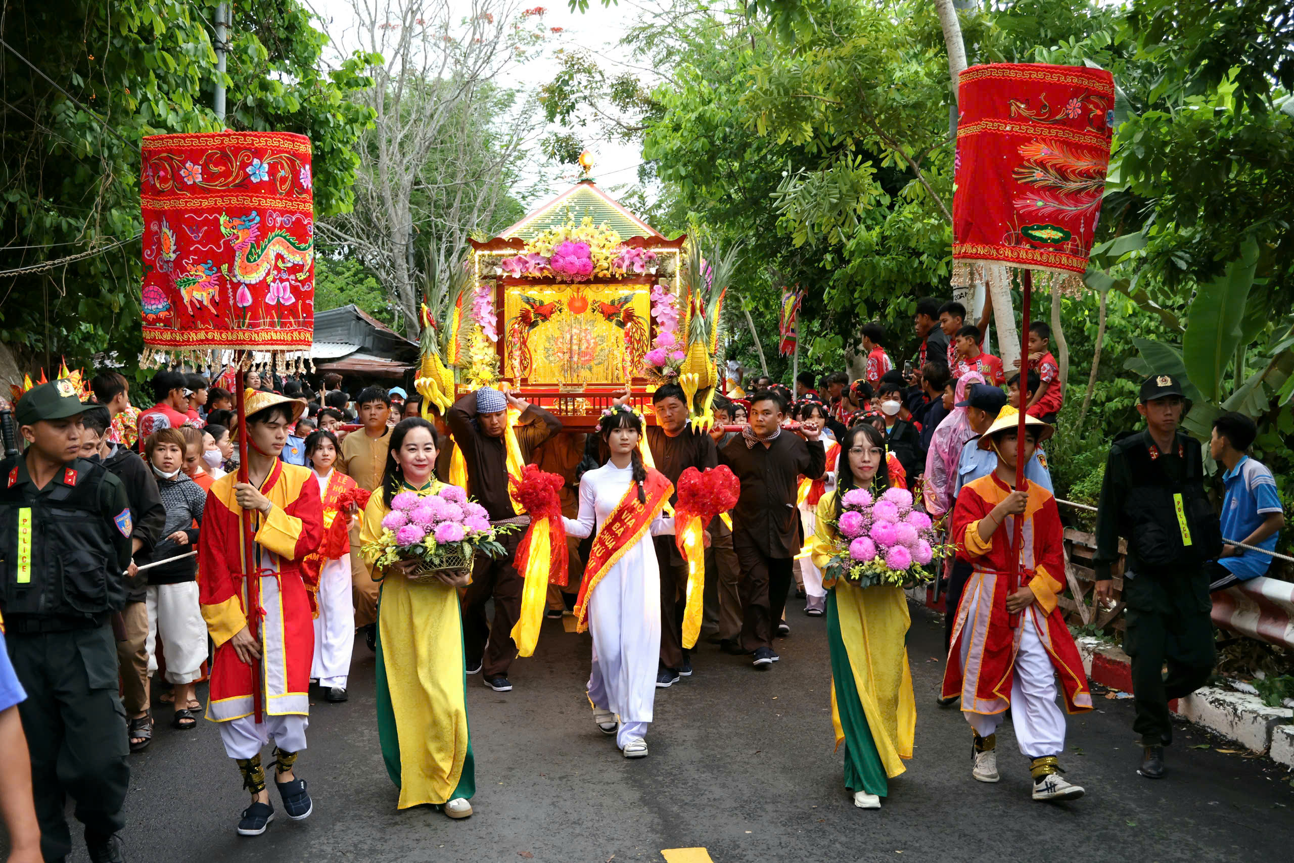 Unik ceremoni för att bära statyn av Lady of the Land på Sam Mountain - foto 6