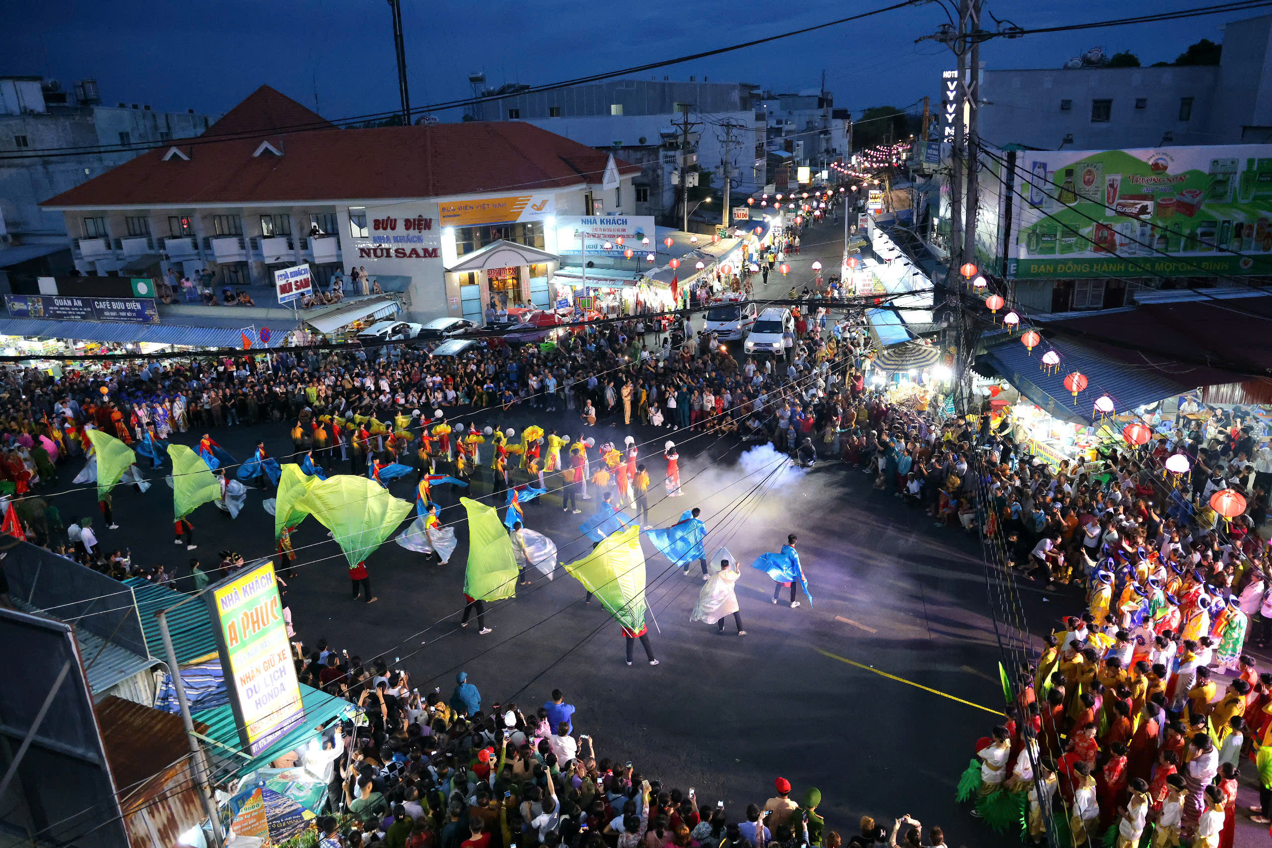 Unik ceremoni för att bära statyn av Lady of the Land på Sam Mountain - foto 16