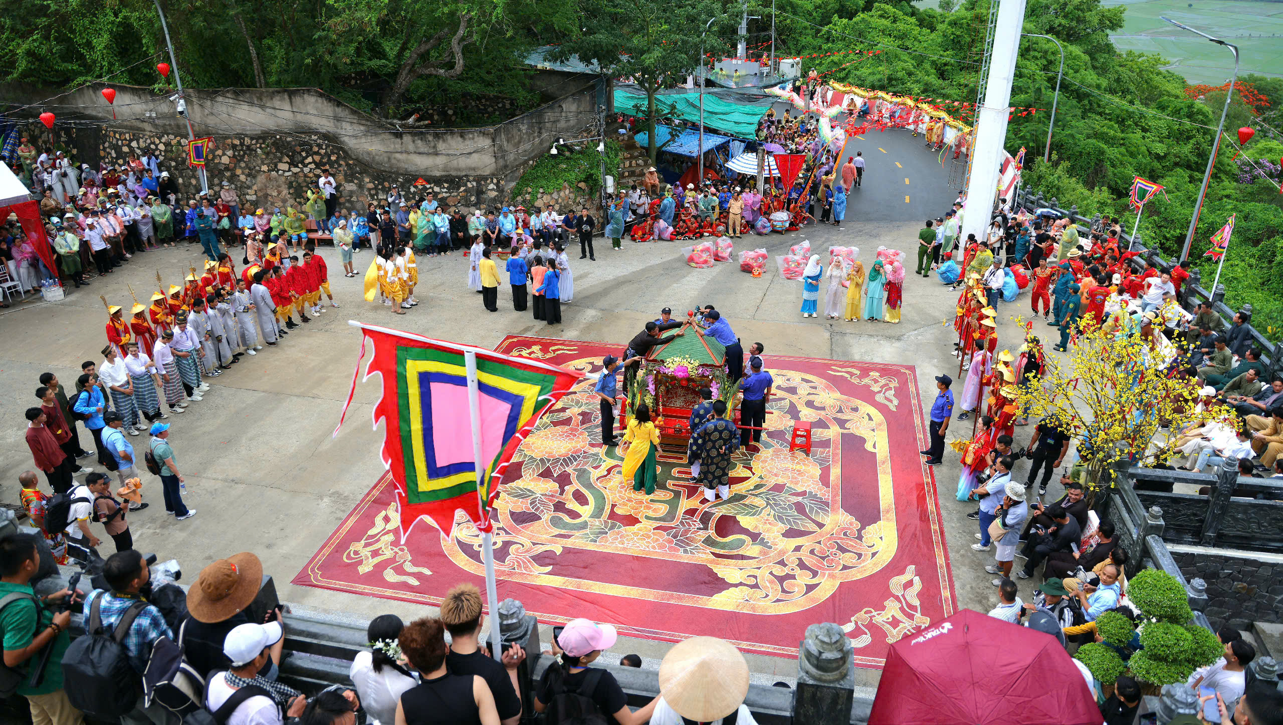 Unik ceremoni för att bära statyn av Lady of the Land på Sam Mountain - foto 1