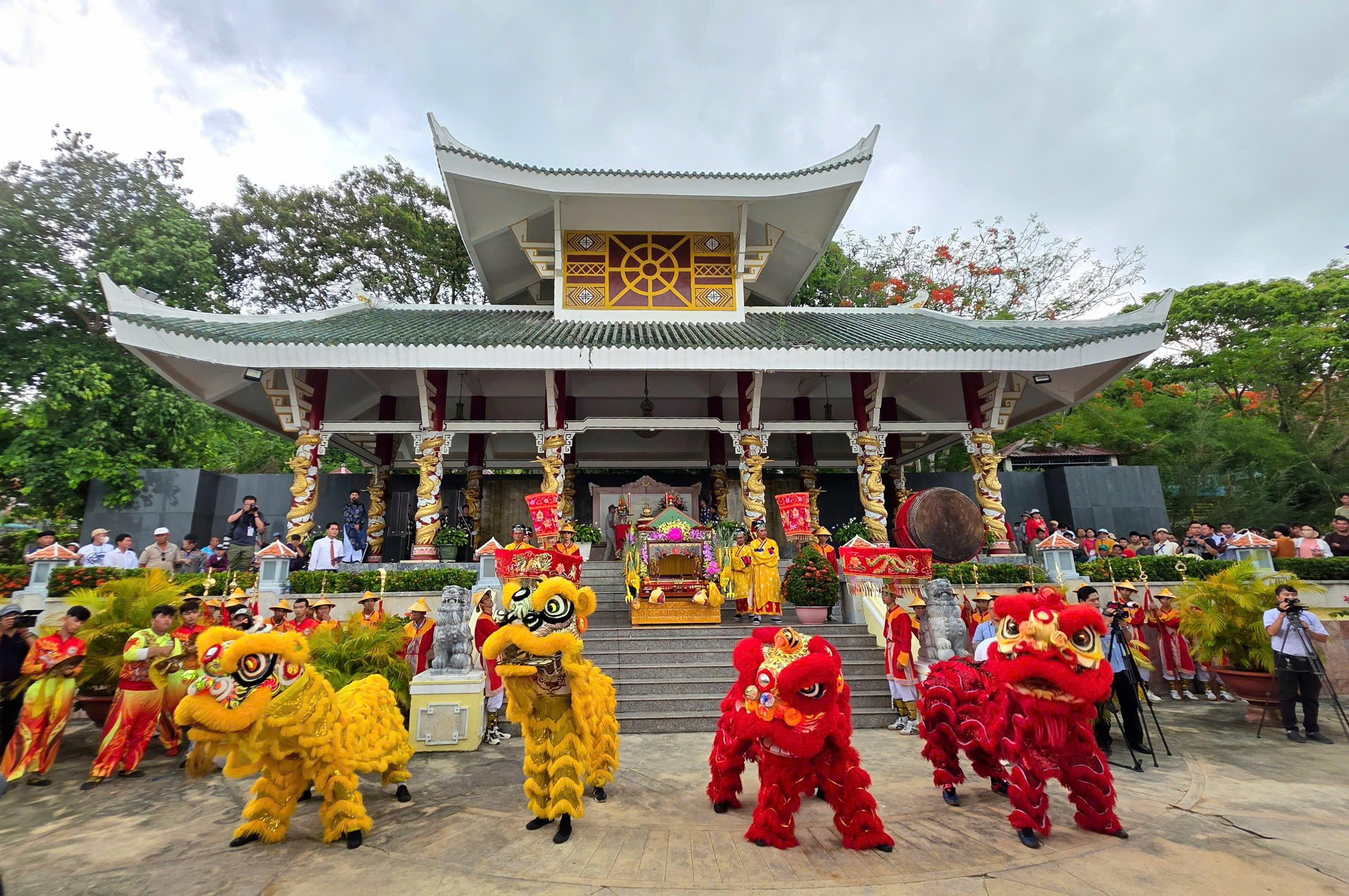 Unik ceremoni för att bära statyn av Lady of the Land på Sam Mountain - foto 9