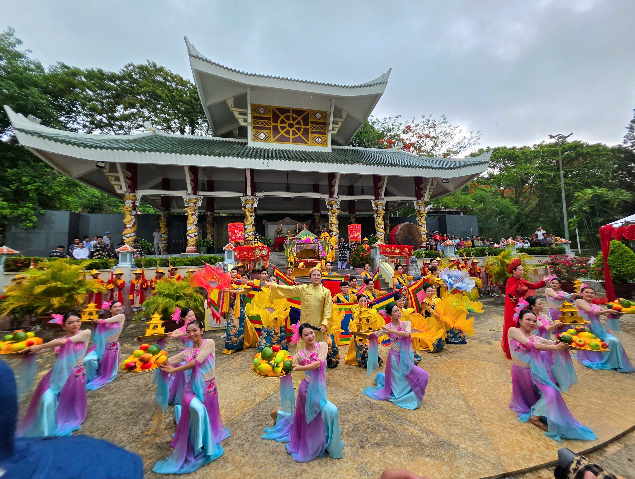 Unik ceremoni för att bära statyn av Lady of the Land på Sam Mountain - foto 10