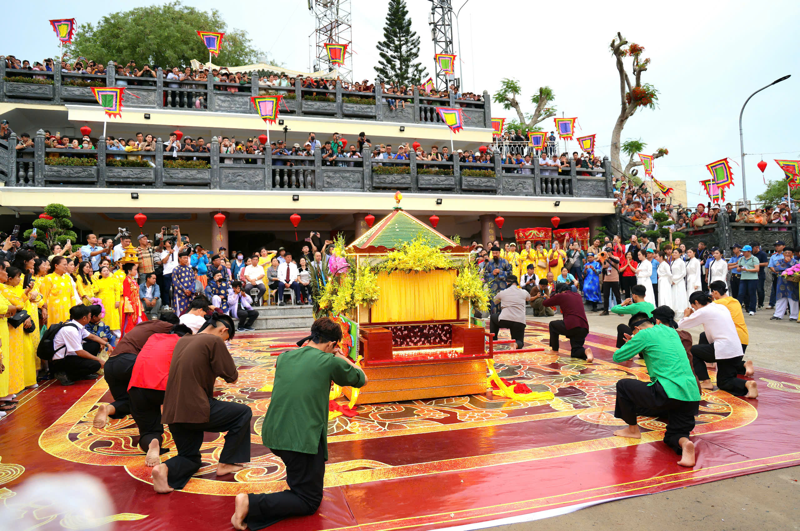 Unik ceremoni för att bära statyn av Lady of the Land på Sam Mountain - foto 11