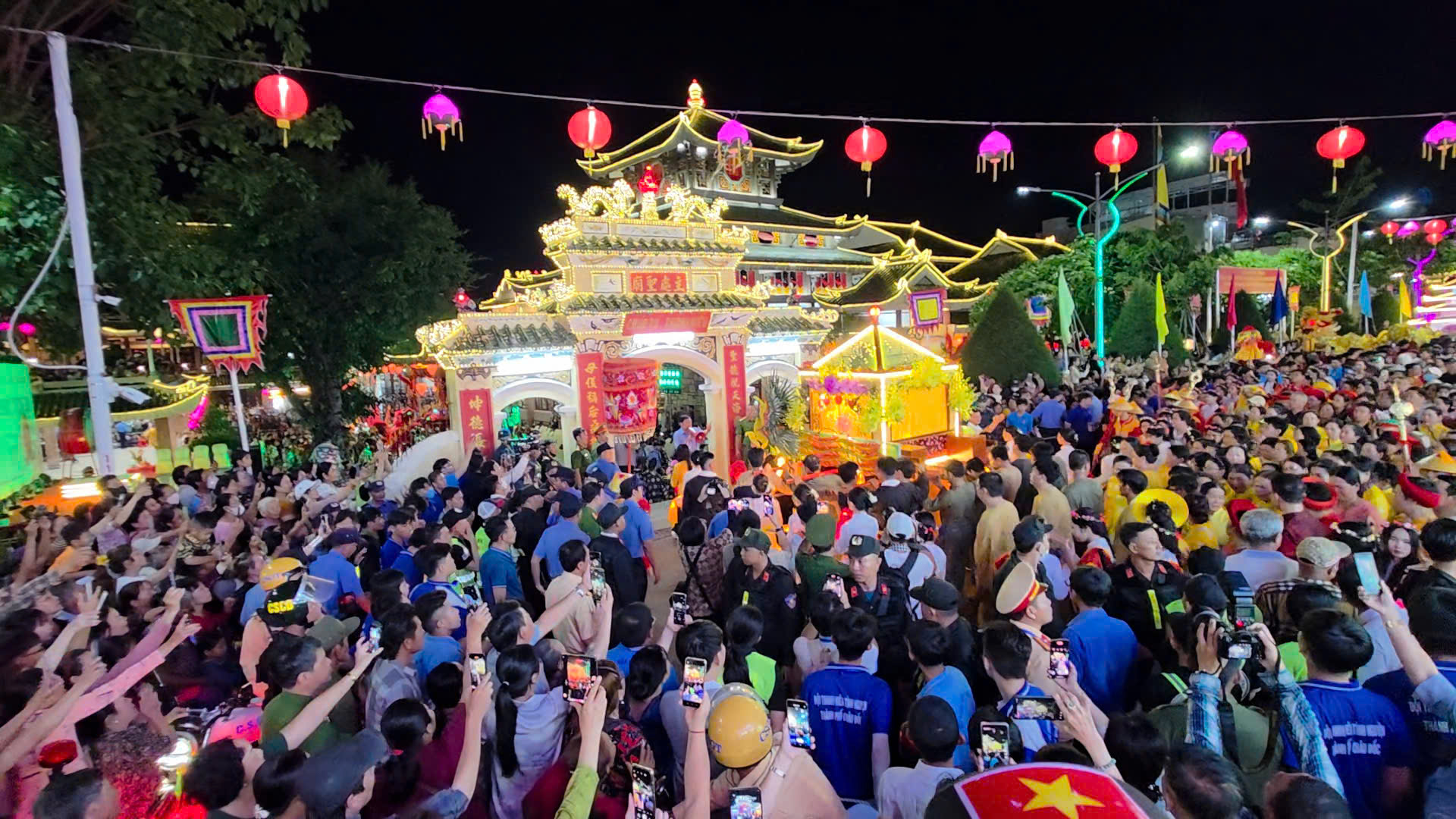 Unik ceremoni för att bära statyn av Lady of the Land på Sam Mountain - foto 14