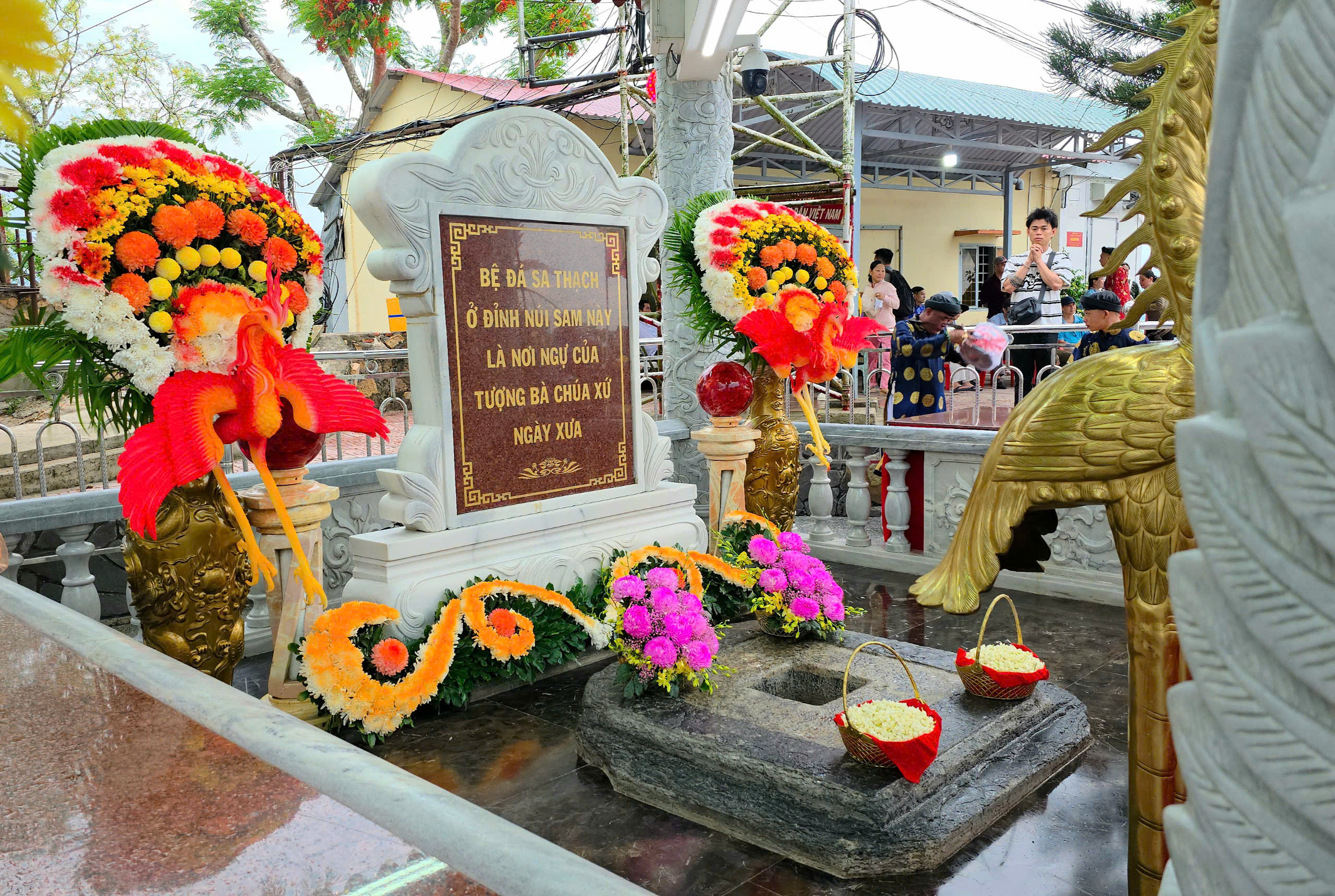 Unik ceremoni för att bära statyn av Lady of the Land på Sam Mountain - foto 3