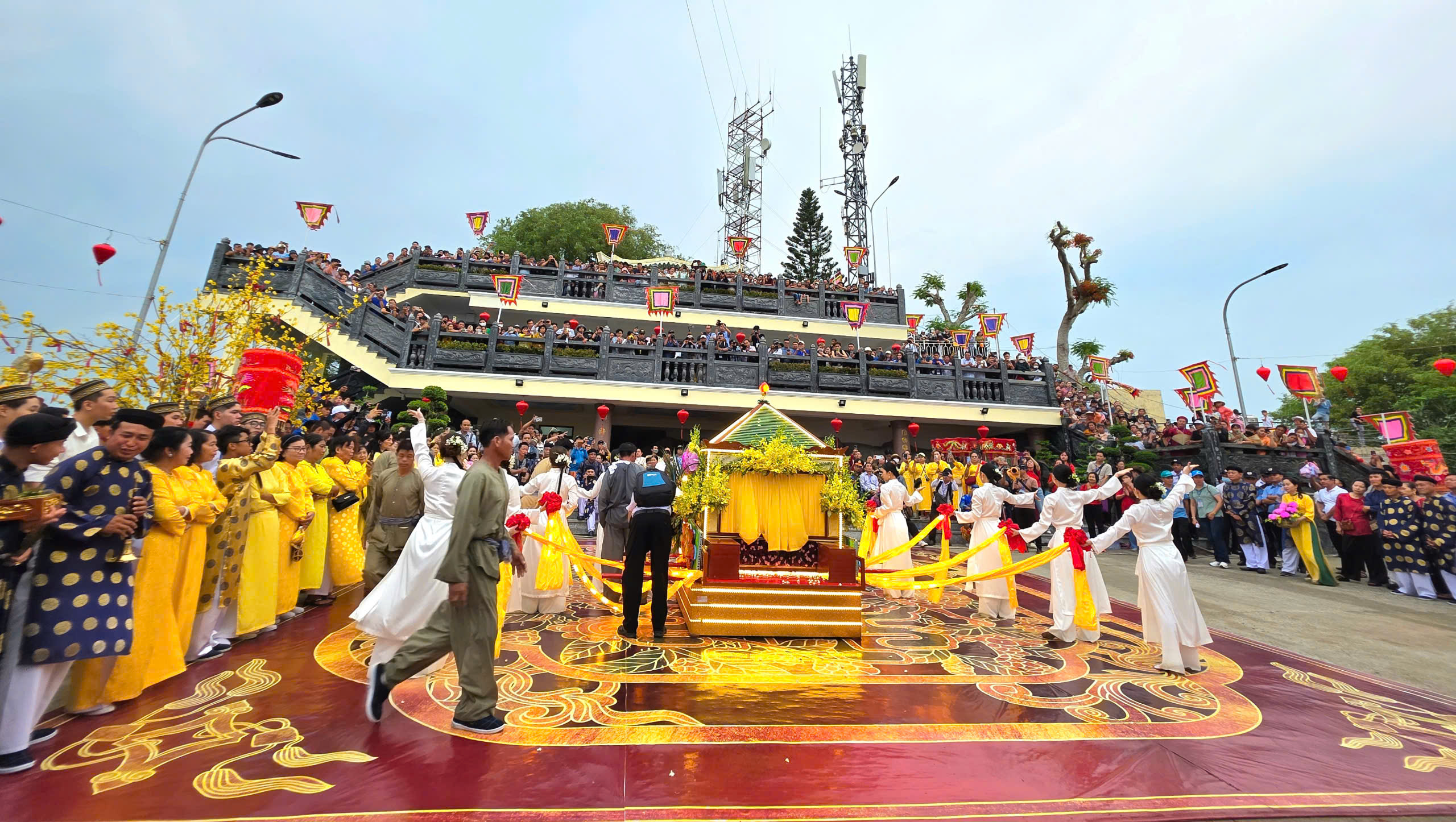 Unik ceremoni för att bära statyn av Lady of the Land på Sam Mountain - foto 13