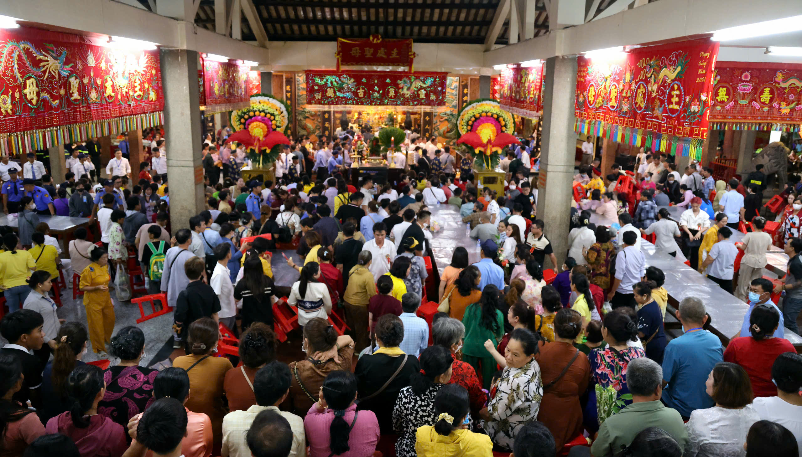 Högtidligt hölls badceremonin för Ba Chua Xu från Samberget - foto 1