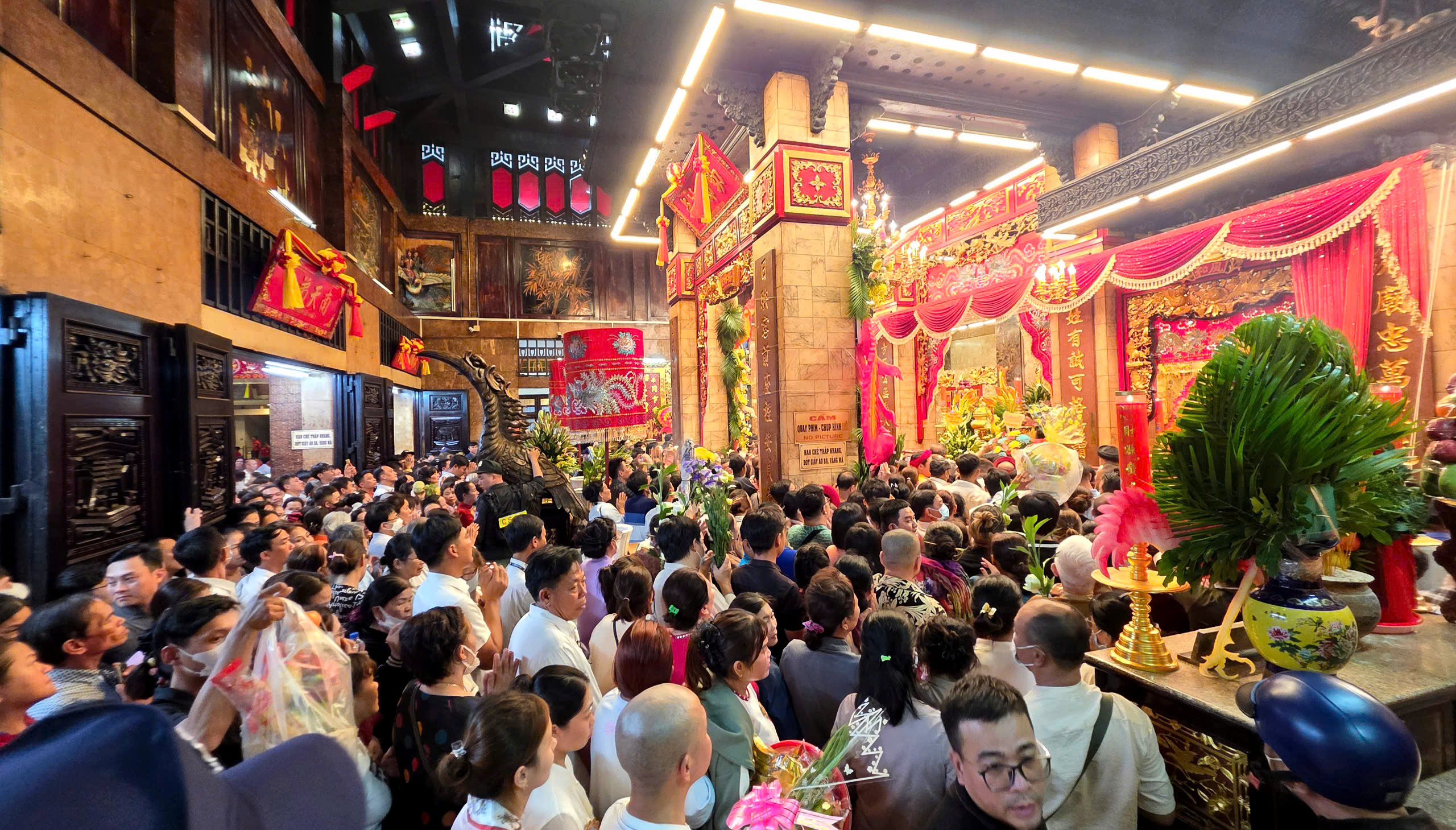 Högtidligt hölls badceremonin för Ba Chua Xu från Samberget - foto 12