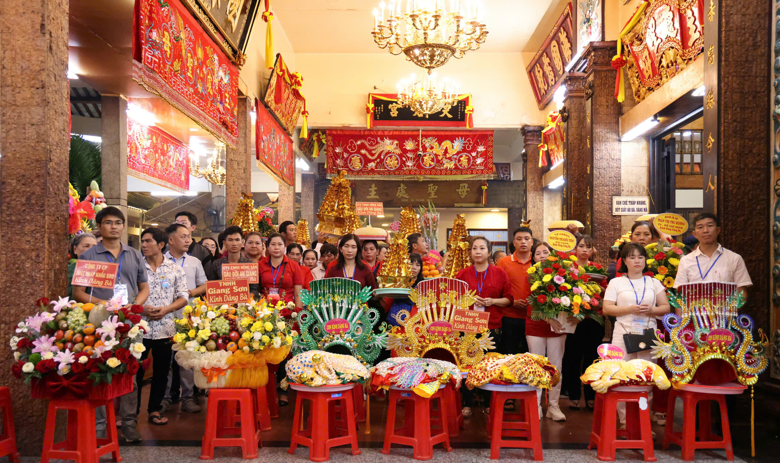 Högtidligt hölls badceremonin för Ba Chua Xu från Samberget - foto 6