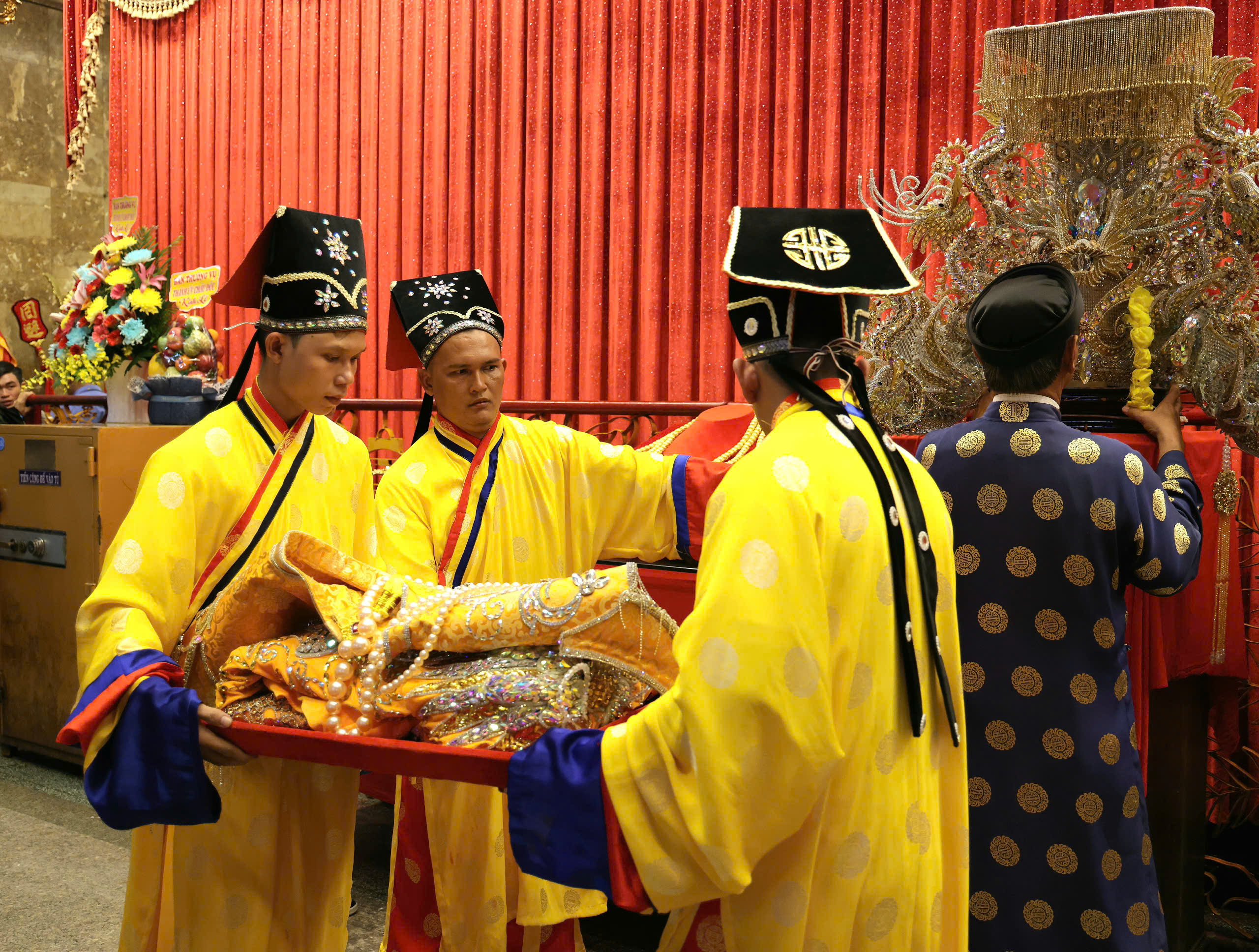 Högtidligt hölls badceremonin för Ba Chua Xu från Samberget - foto 8