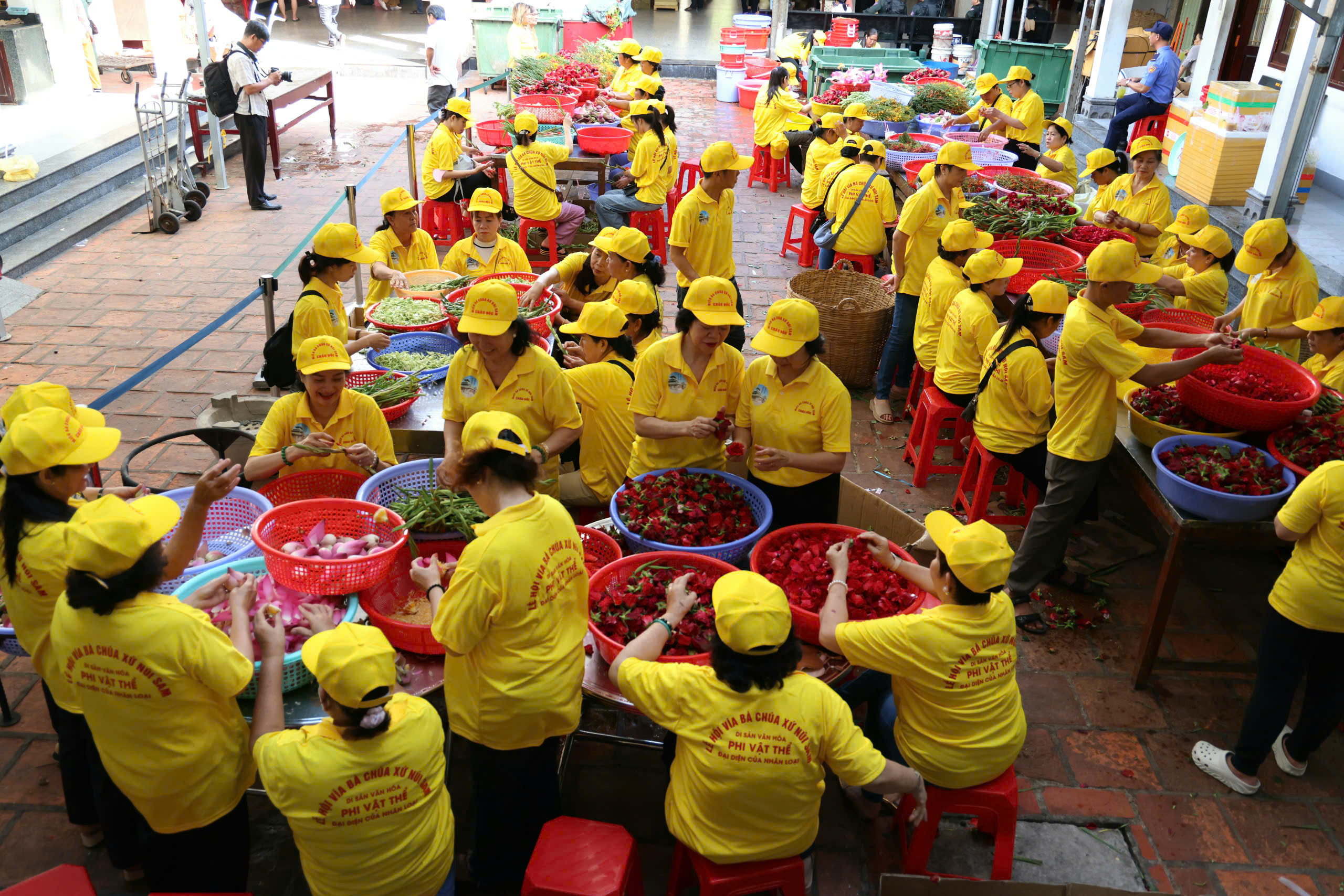Högtidligt hölls badceremonin för Ba Chua Xu från Samberget - foto 13