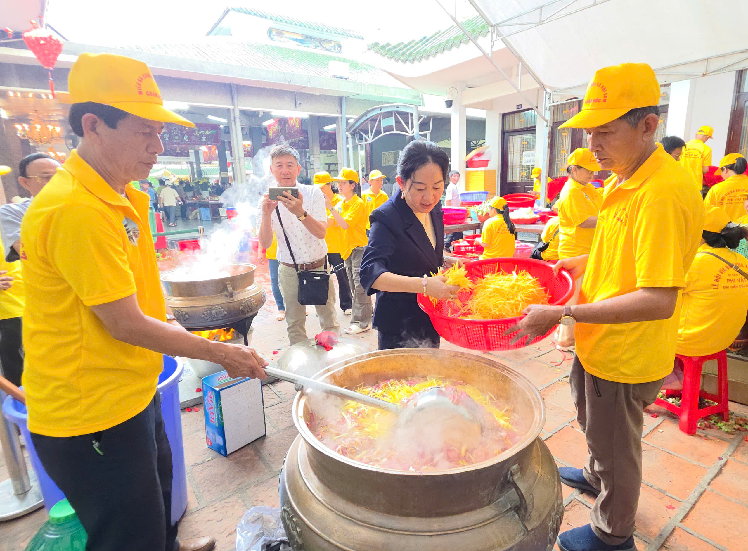 Högtidligt hölls badceremonin för Ba Chua Xu från Samberget - foto 16
