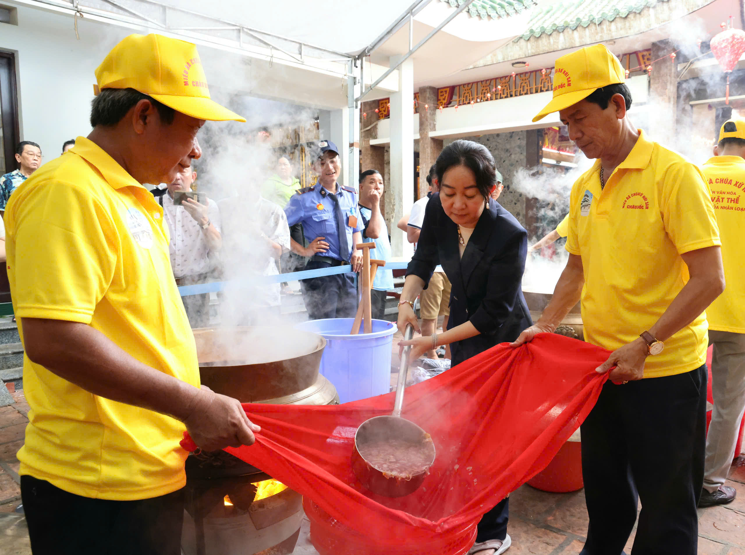 Högtidligt hölls badceremonin för Ba Chua Xu från Samberget - foto 17