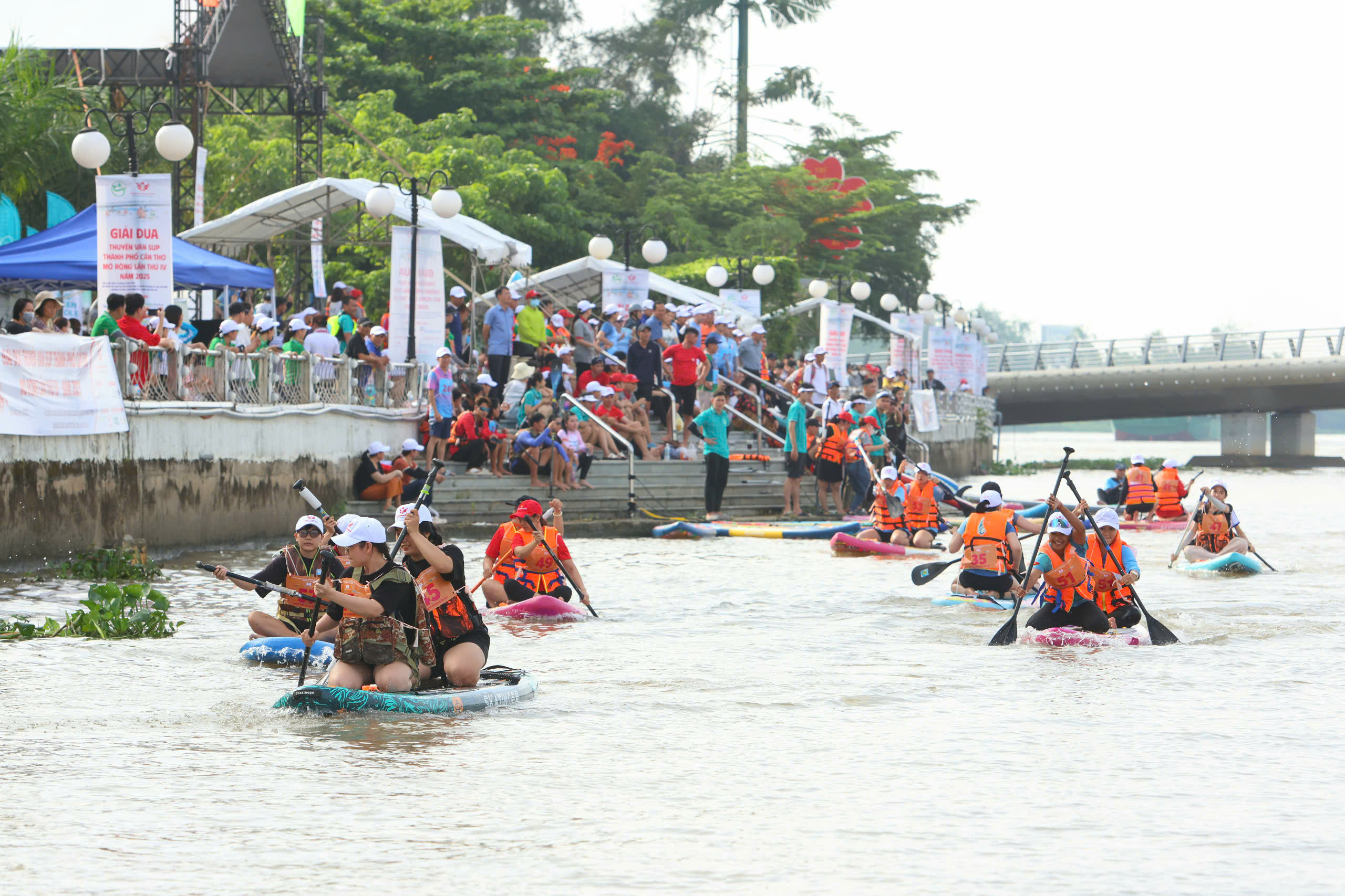 Közel 500 sportoló vesz részt a Can Tho City Open SUP hajóversenyen - 1. kép