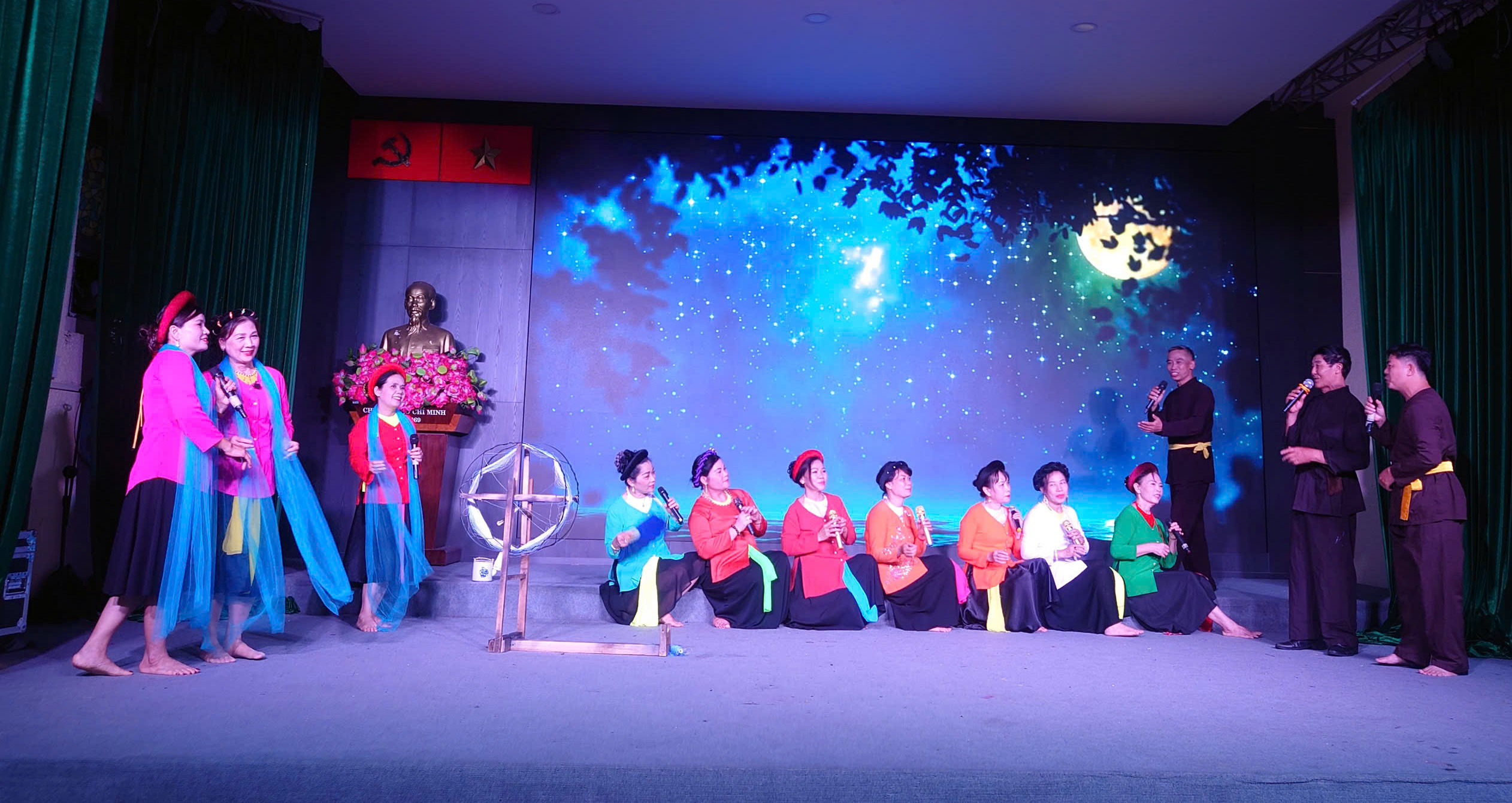 ນັກຮຽນ 100 ກວ່າຄົນໄດ້ຮັບການຝຶກຊ້ອມຮ້ອງເພງພື້ນເມືອງ ແລະ ອະທິບາຍຮູບການວາງສະແດງ - ຮູບ 5