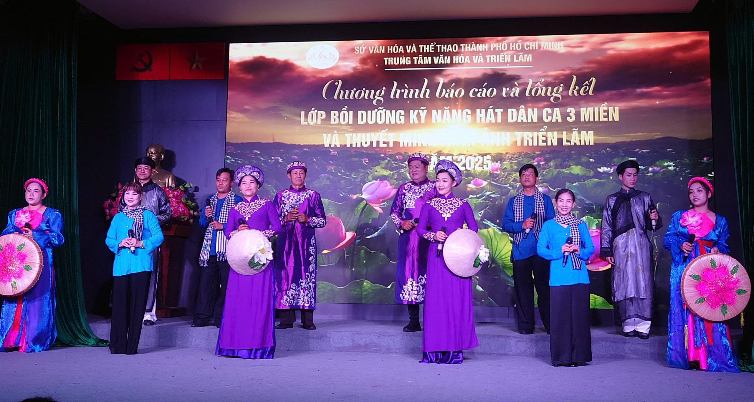 ນັກຮຽນ 100 ກວ່າຄົນ ໄດ້ຮັບການຝຶກຊ້ອມຮ້ອງເພງພື້ນເມືອງ ແລະ ອະທິບາຍຮູບພາບງານວາງສະແດງ - ພາບ 2