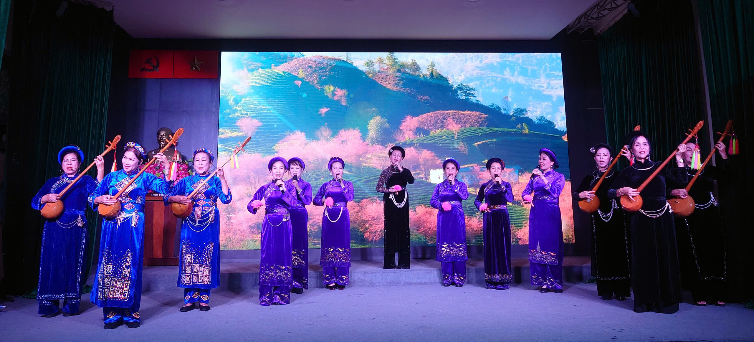 ນັກຮຽນ 100 ກວ່າຄົນໄດ້ຮັບການຝຶກຊ້ອມຮ້ອງເພງພື້ນເມືອງ ແລະ ອະທິບາຍຮູບການວາງສະແດງ - ຮູບ 4