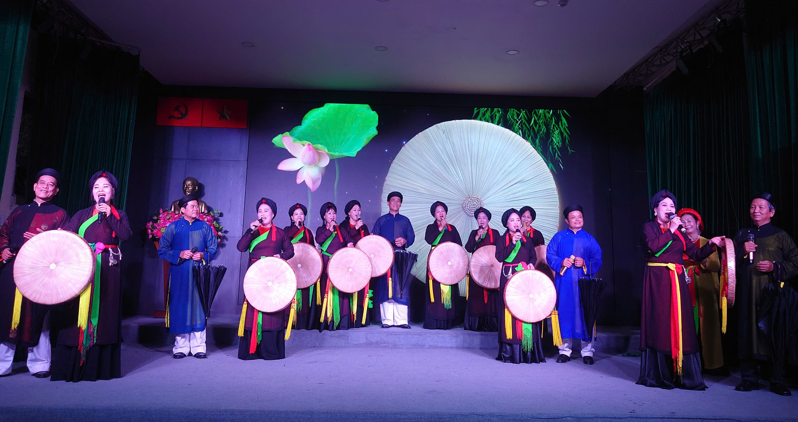 ນັກຮຽນ 100 ກວ່າຄົນ ໄດ້ຝຶກຊ້ອມຮ້ອງເພງພື້ນເມືອງ ແລະ ອະທິບາຍພາບໃນງານວາງສະແດງ - ພາບ 3