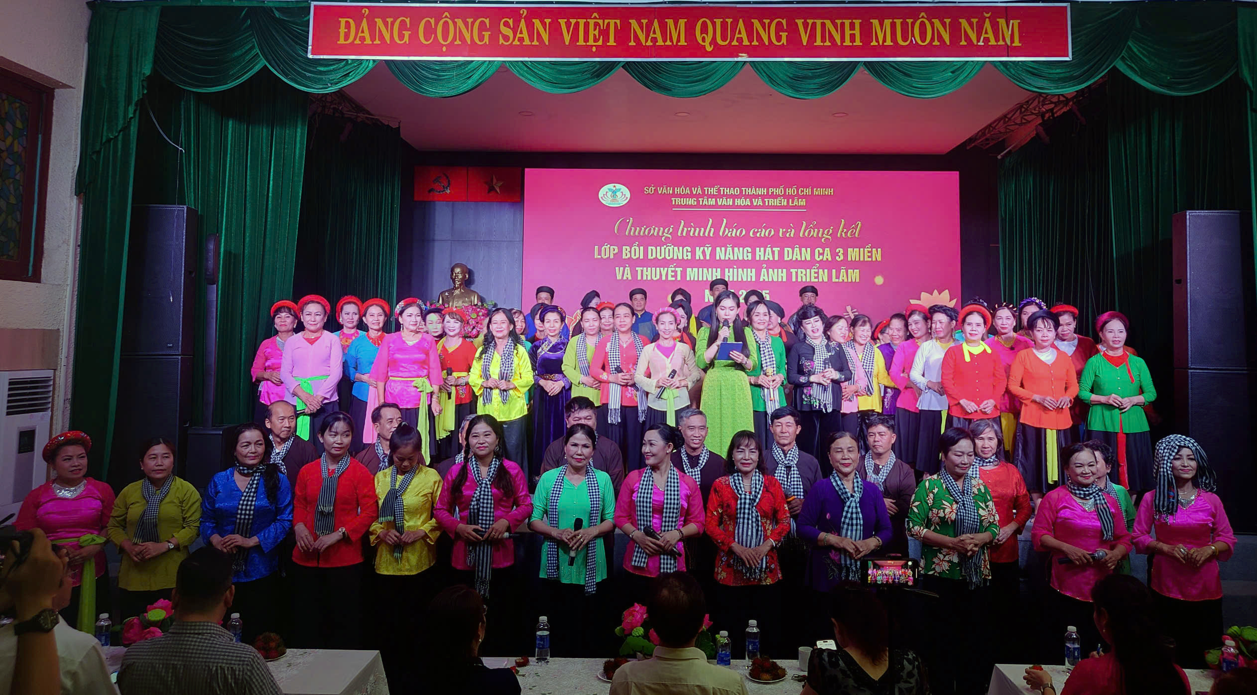 ນັກຮຽນ 100 ກວ່າຄົນໄດ້ຮັບການຝຶກຊ້ອມຮ້ອງເພງພື້ນເມືອງ ແລະ ອະທິບາຍຮູບການວາງສະແດງ - ຮູບ 1