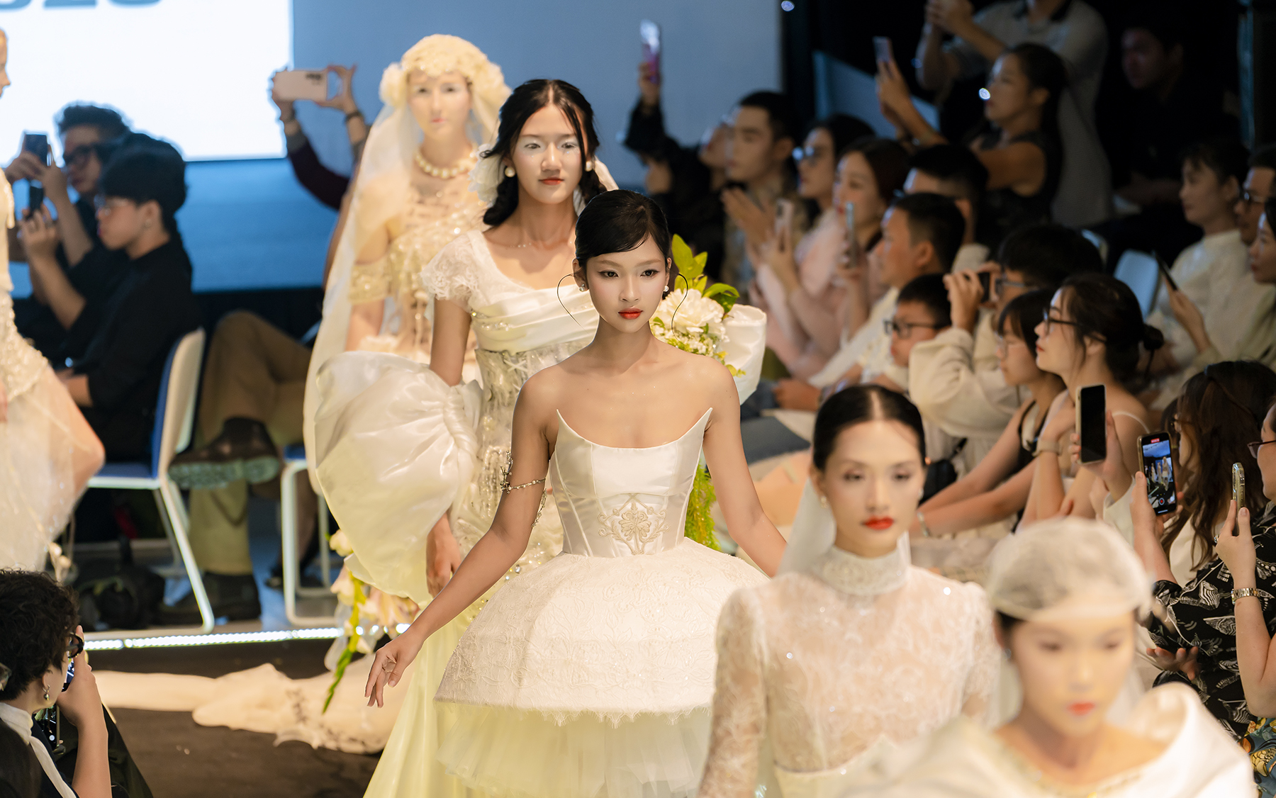 Studenti přinášejí na módní přehlídku absolventské projekty - foto 4