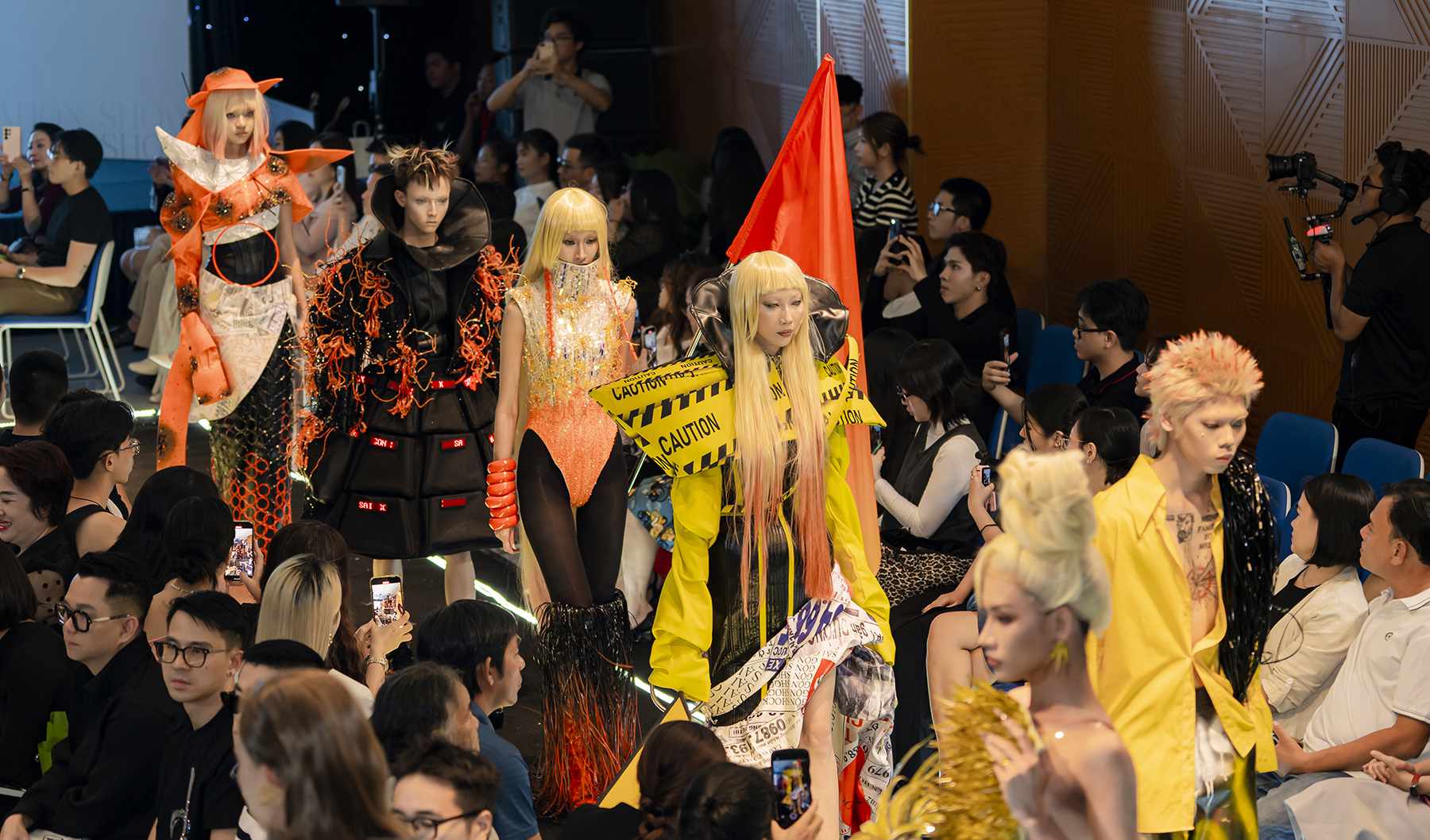 Studenti přinášejí na módní přehlídku absolventské projekty - foto 3