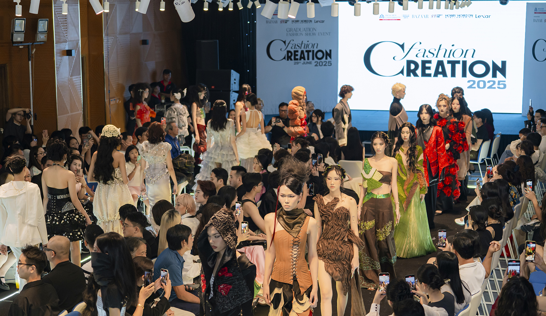 Studenti přinášejí na módní přehlídku absolventské projekty - foto 5