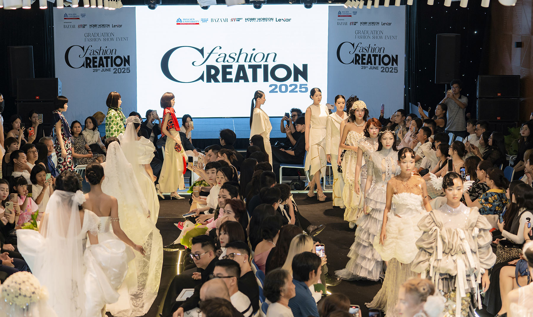 Studenti přinášejí na módní přehlídku absolventské projekty - foto 2