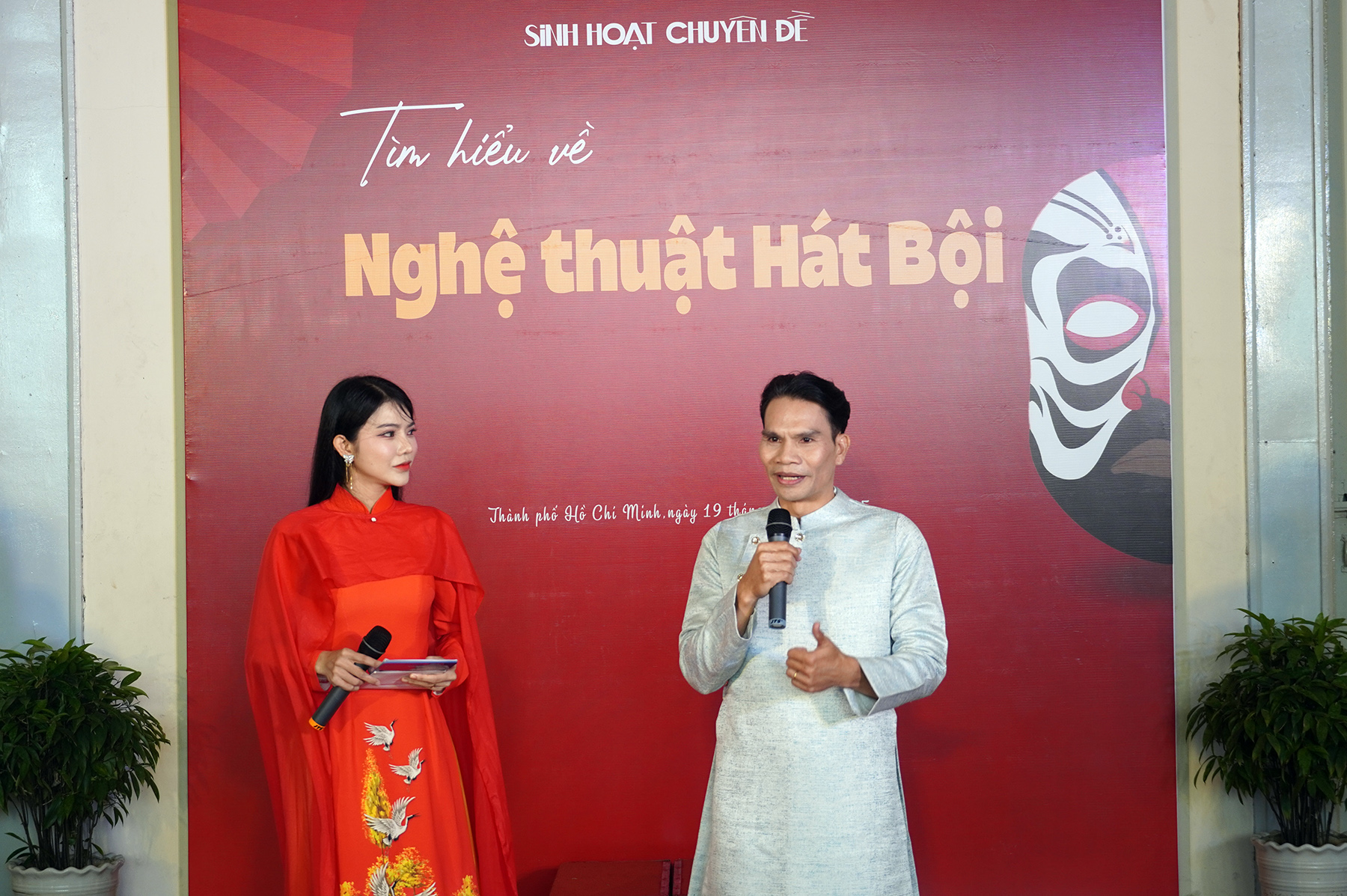 צעירים לומדים על אמנות האט בוי במוזיאון הו צ'י מין סיטי - תמונה 2