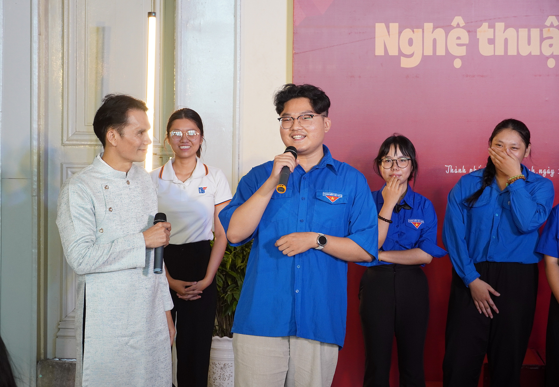 צעירים לומדים על אמנות האט בוי במוזיאון הו צ'י מין סיטי - תמונה 4