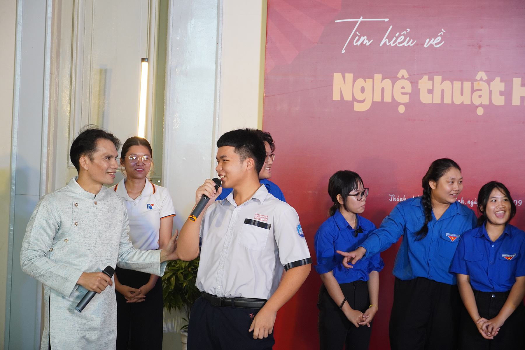 צעירים לומדים על אמנות האט בוי במוזיאון הו צ'י מין סיטי - תמונה 5