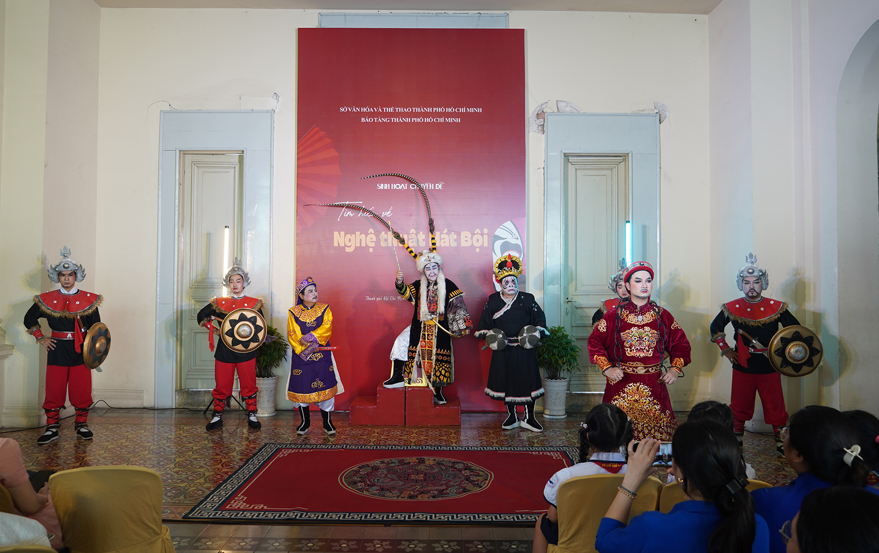 צעירים לומדים על אמנות האט בוי במוזיאון הו צ'י מין סיטי - תמונה 1