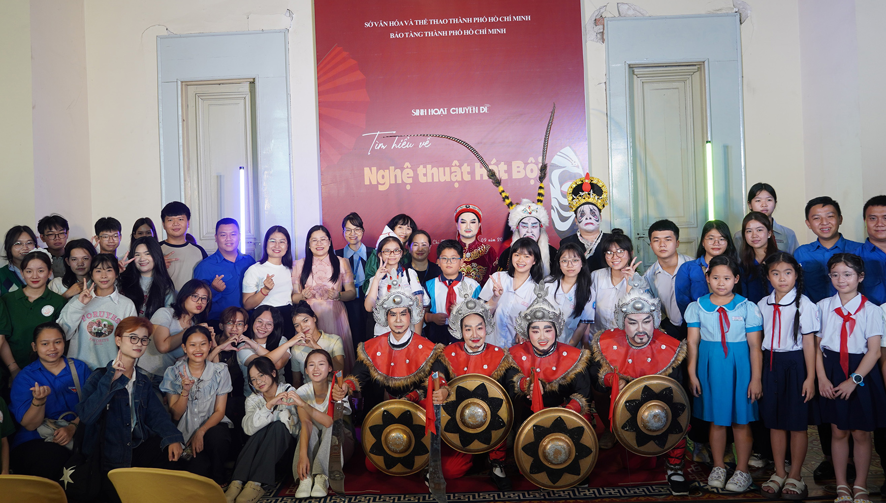 צעירים לומדים על אמנות האט בוי במוזיאון הו צ'י מין סיטי - תמונה 6