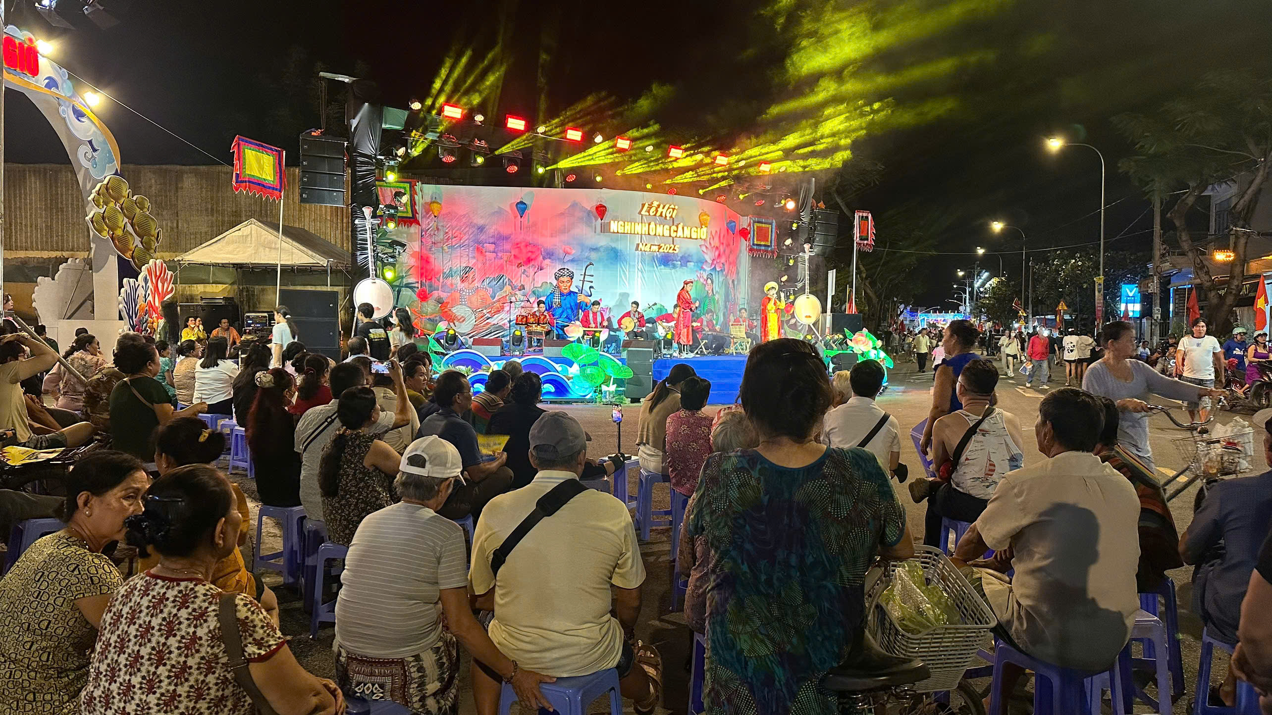 តន្ត្រីប្រជាប្រិយភាគខាងត្បូង និងសិល្បៈហោះហើរខ្លែងបន្ថែមពណ៌ដល់ពិធីបុណ្យ Can Gio Whale Festival 2025 - រូបថត 4