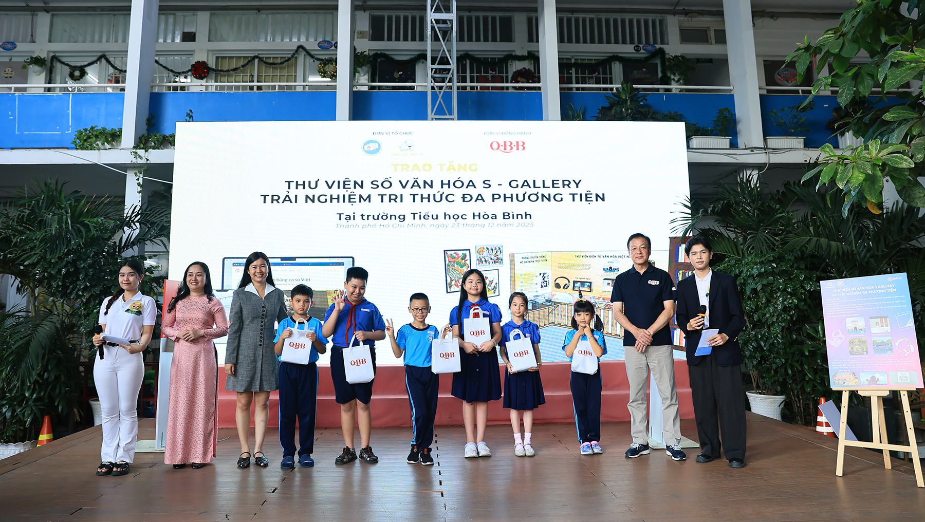 Trao tặng Thư viện số văn hóa SGallery đến 11