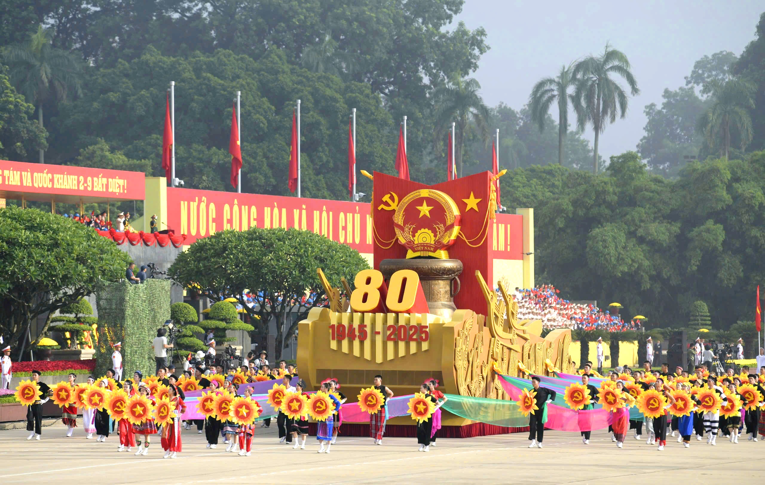 Những biểu tượng của niềm tin và khát vọng tương lai - ảnh 1