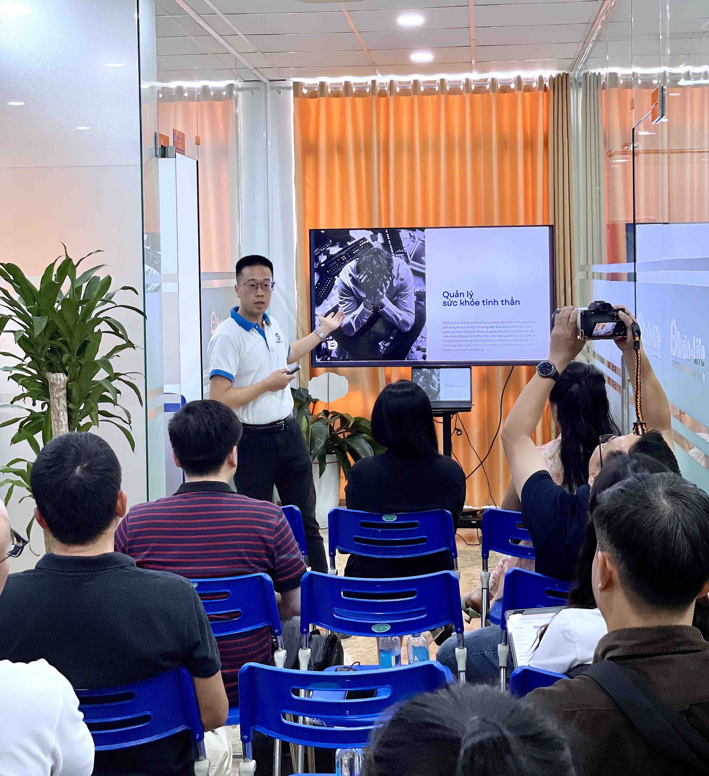 A Brain-Life bemutatja a fejre helyezhető eszközt a figyelemelterelés és a mentális egészség problémájának megoldására - 1. kép