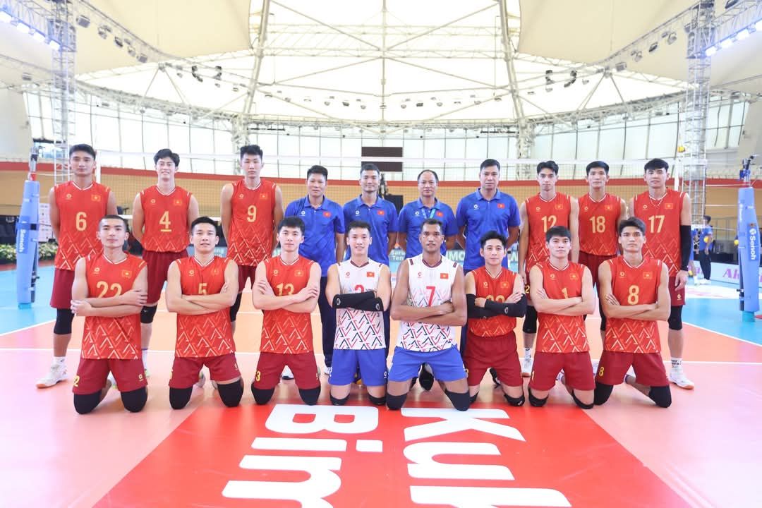 वियतनाम की पुरुष वॉलीबॉल टीम ने SEA V.League 2025 के दूसरे चरण में रजत पदक जीता - फोटो 2