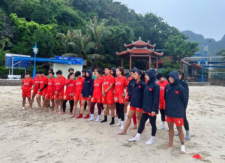 Seleção feminina de futebol do Vietnã treina em Quang Ninh - foto 2